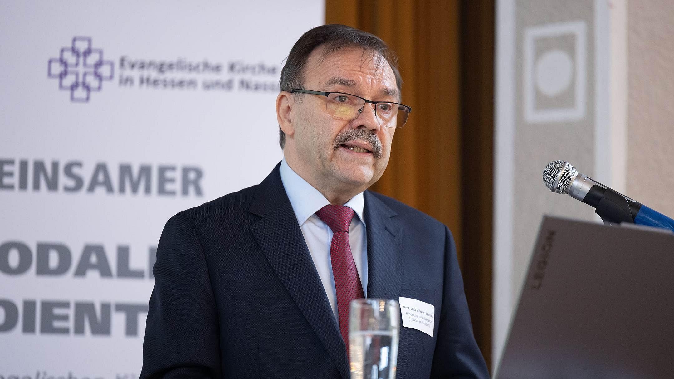 Prof. Dr. Sándor Fazakas Portrait am Rednerpult