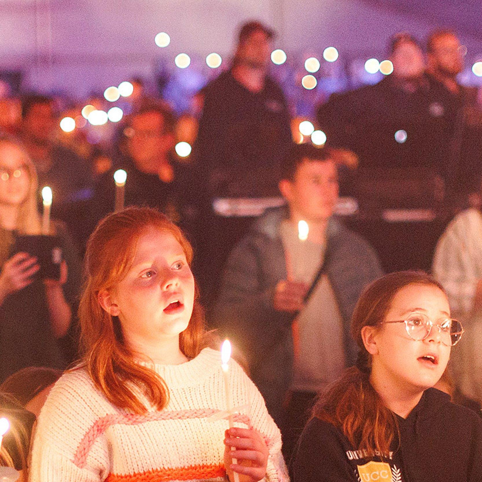 Abendandacht Viele Jugendliche halten Kerzen in der Hand bei gedimmten Licht