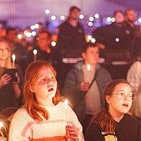 Abendandacht Viele Jugendliche halten Kerzen in der Hand bei gedimmten Licht