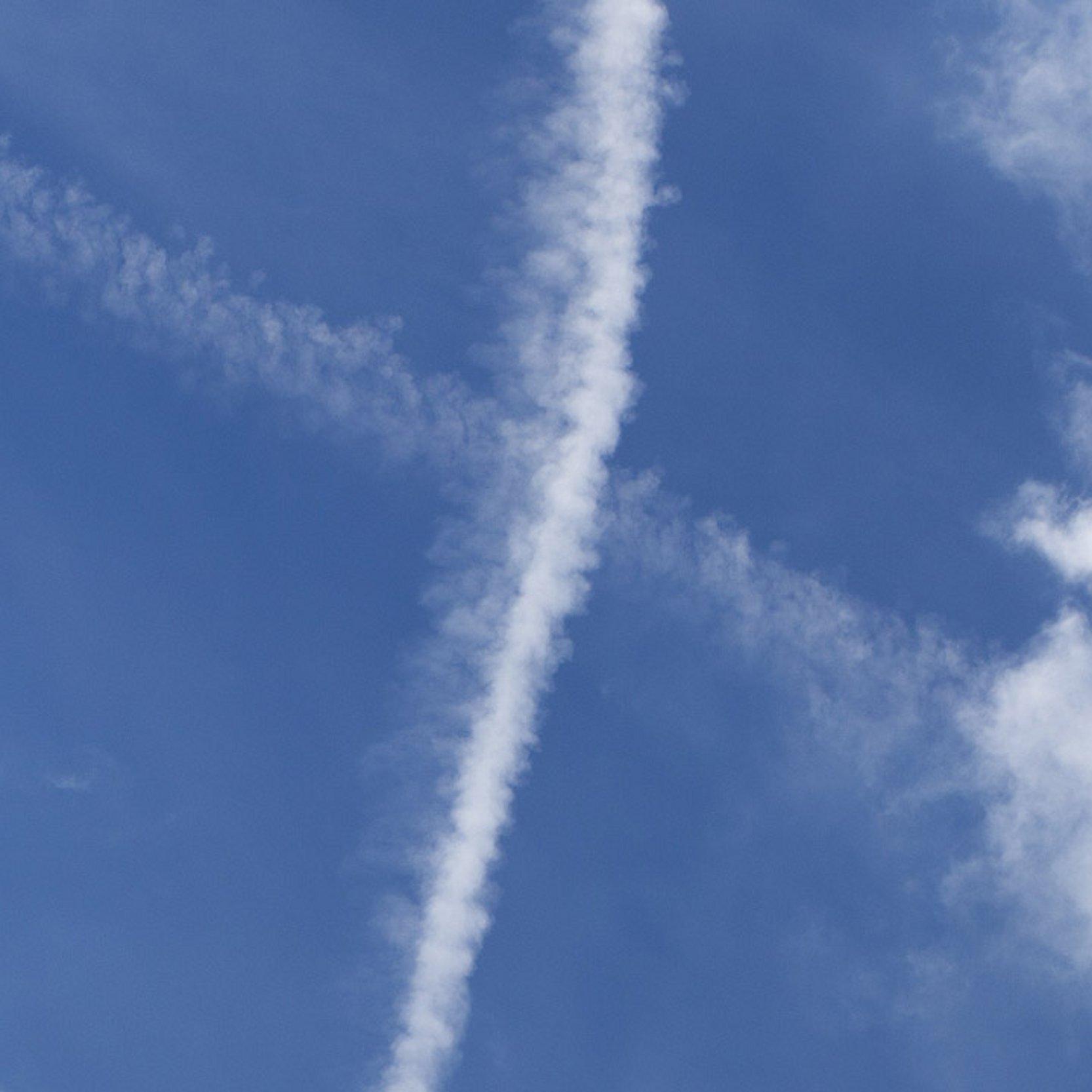 Himmelfahrt Kreuz aus Kondensstreifen am Himmel