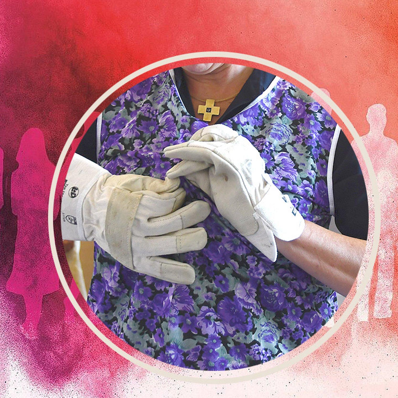 Handmotorik / Demenzsimulator Hände in Arbeitshandschuhen schließen Kittelschürze