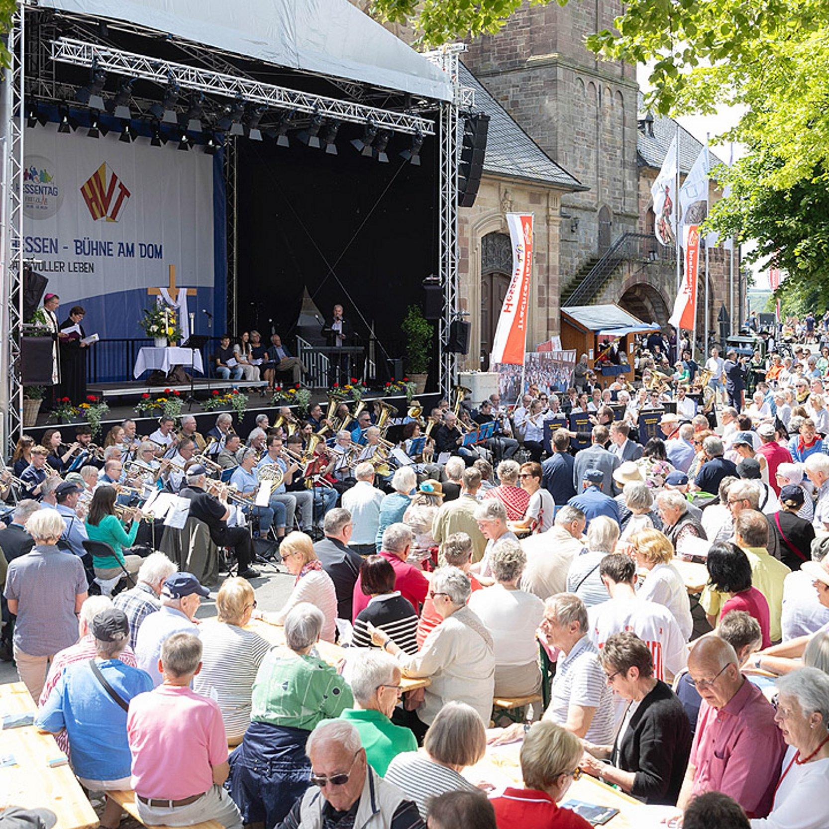 Gottesdienst Gottesdienst im Freien mit Bühne
