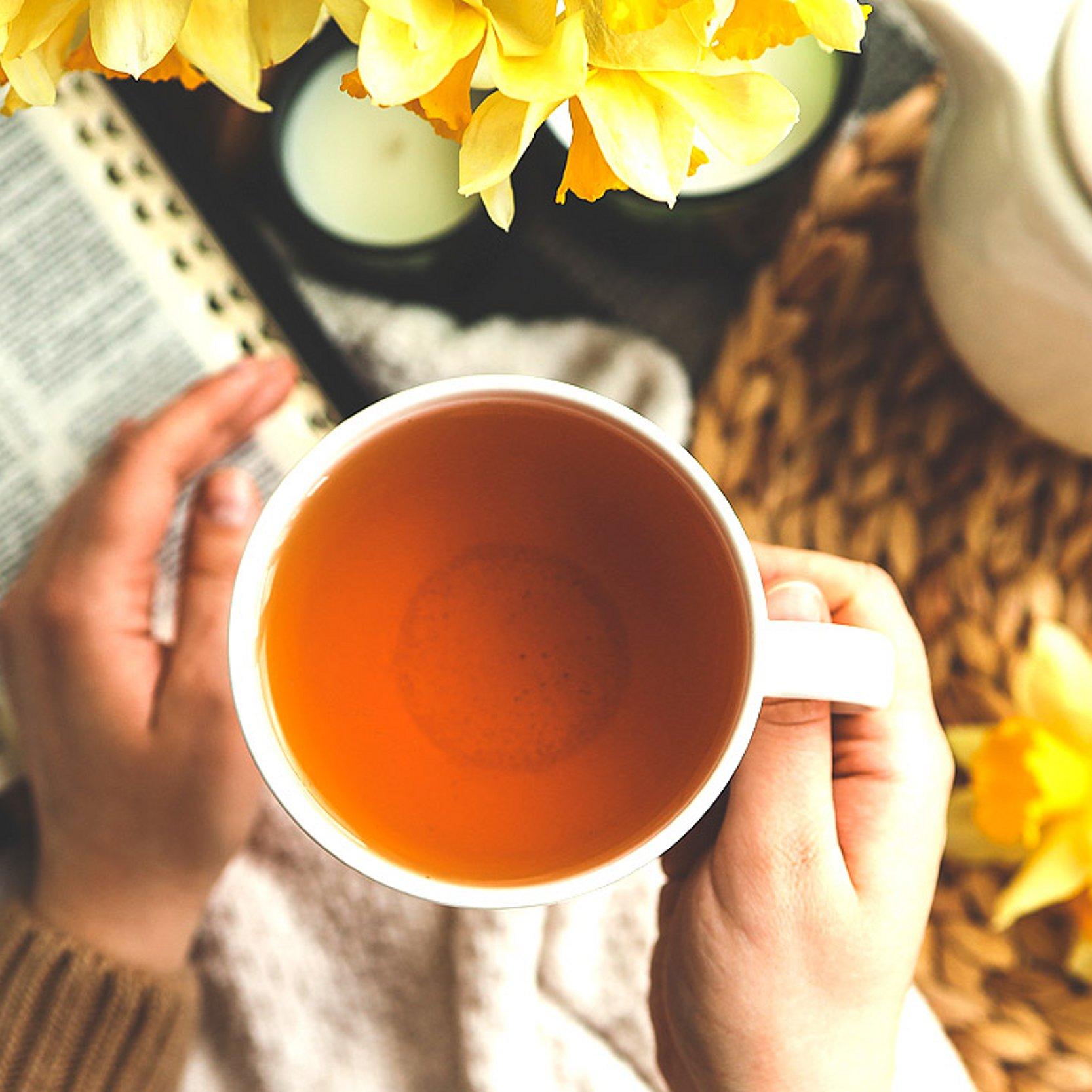 Fasten Bibel und Tasse Tee