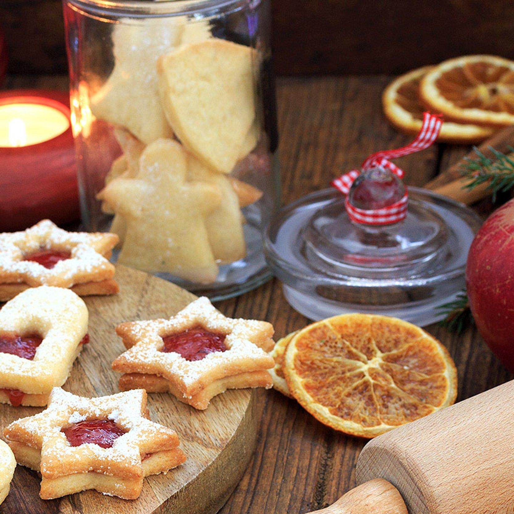 Advent Adventsstimmung mit Plätzchenteller und Kerze