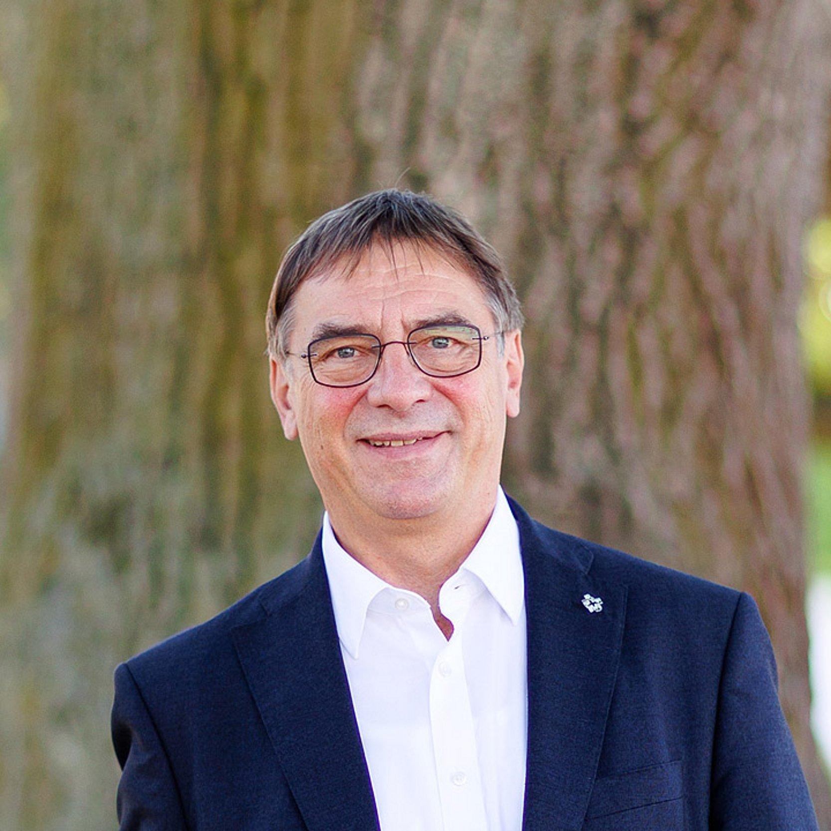 Volker Jung Volker Jung vor einem Baumstamm