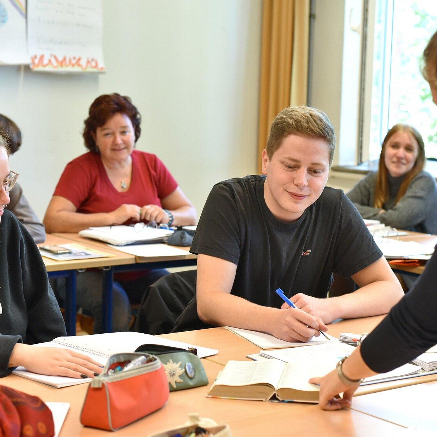 Religionsunterricht 41 Man sieht Jugendliche in einem Klassenzimmer im Religionsunterricht