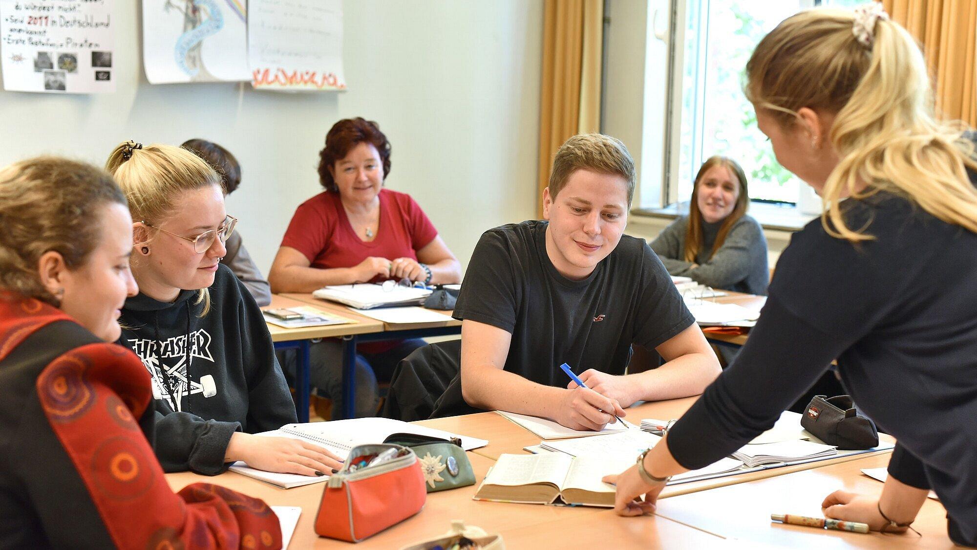Man sieht Jugendliche in einem Klassenzimmer im Religionsunterricht