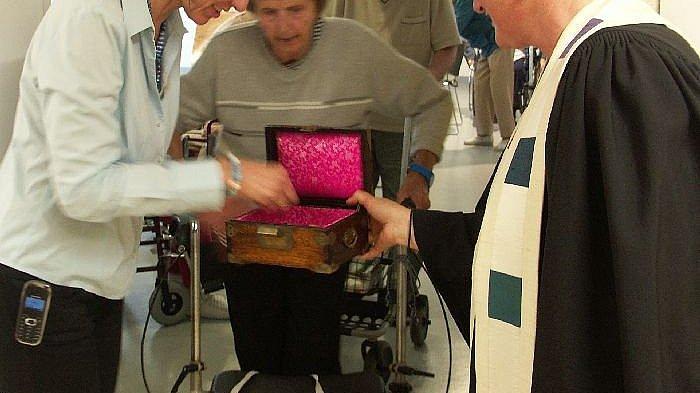 Visitation Andacht Kreiskrankenhaus Erbach Personen mit Rollator betreten den Andachtsraum