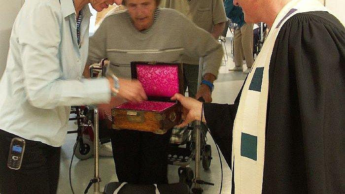 Visitation Andacht Kreiskrankenhaus Erbach Personen mit Rollator betreten den Andachtsraum