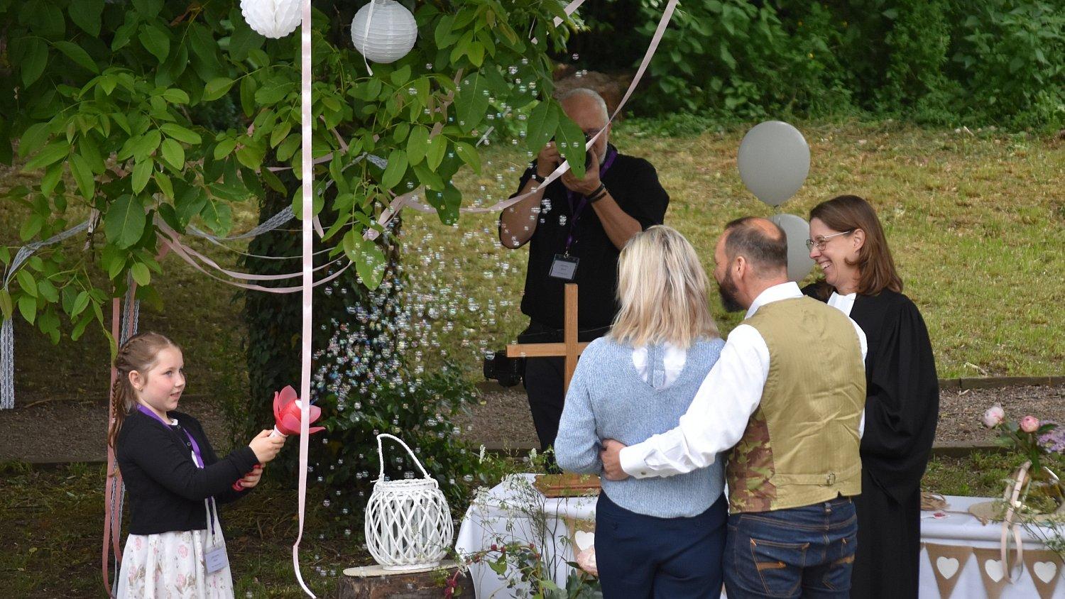 Einfach heiraten Bibelgarten Freiendiez 2025 Trauszene, Kind produziert Seifenblasen für das Paar