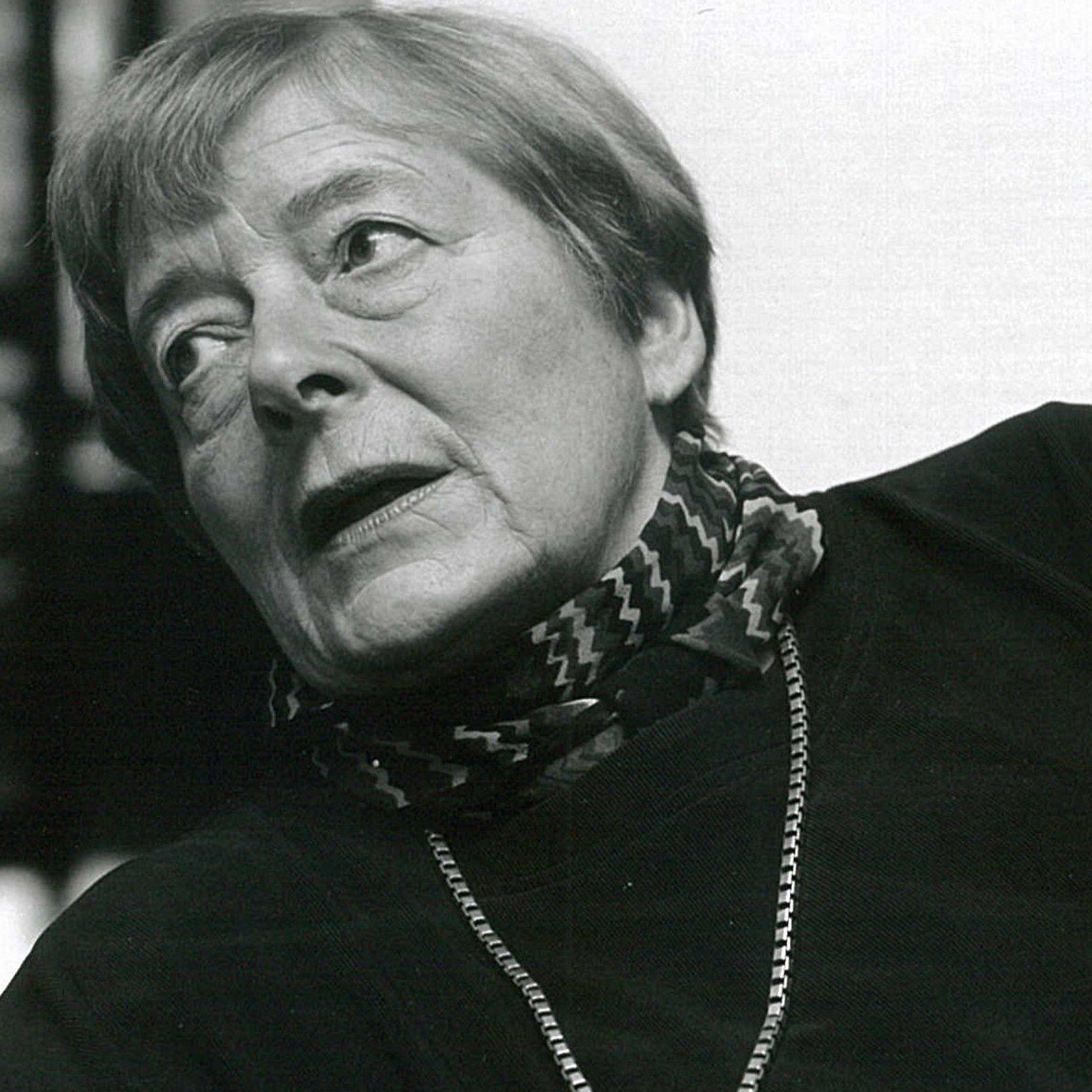 Dr. Eva Renate Schmidt Schwarz-weiß Fotografie von Eva Renate Schmidt bei der sie seitlich aus dem Bild schaut