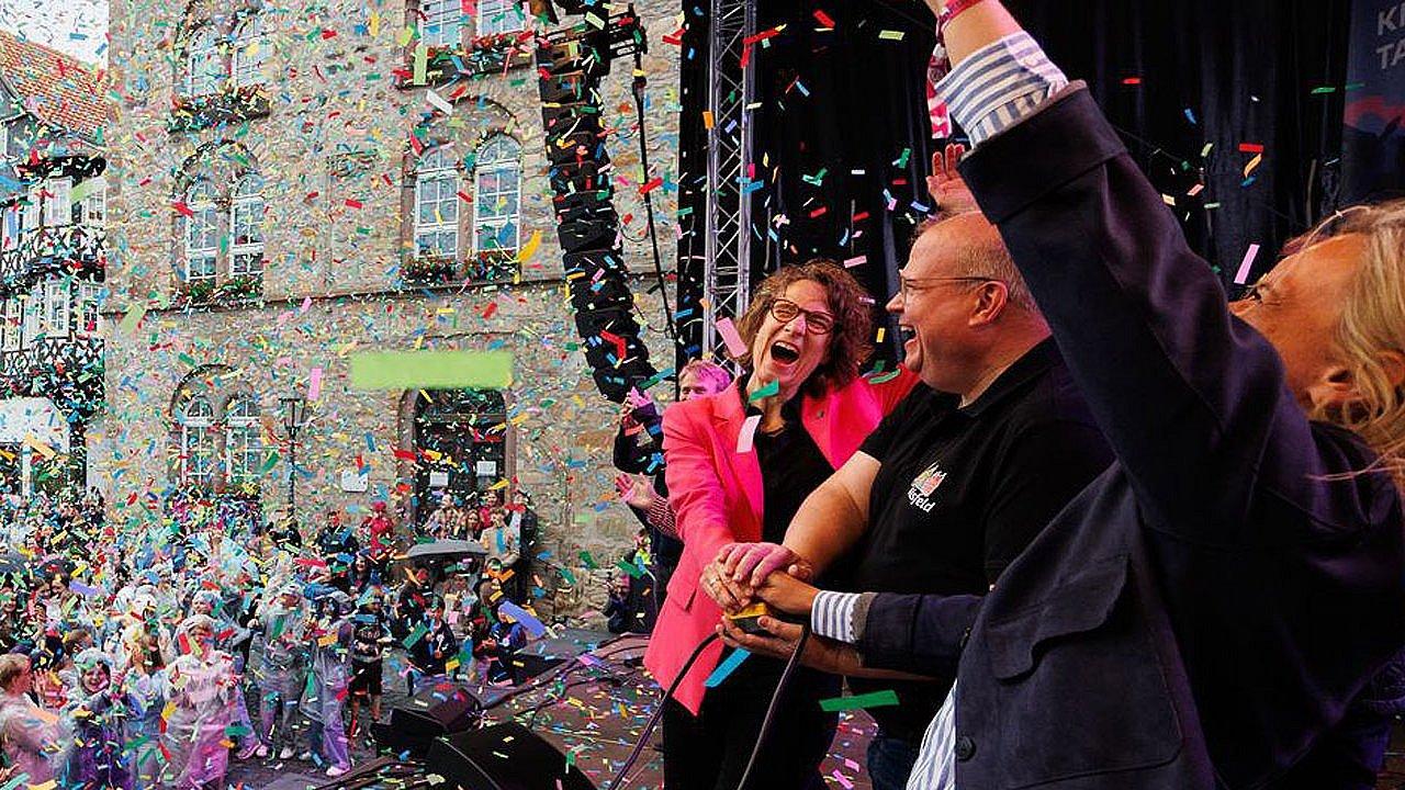 Christiane Tietz Bühne mit Kirchenpräsidentin, Konfettiregen über Besucher:innen