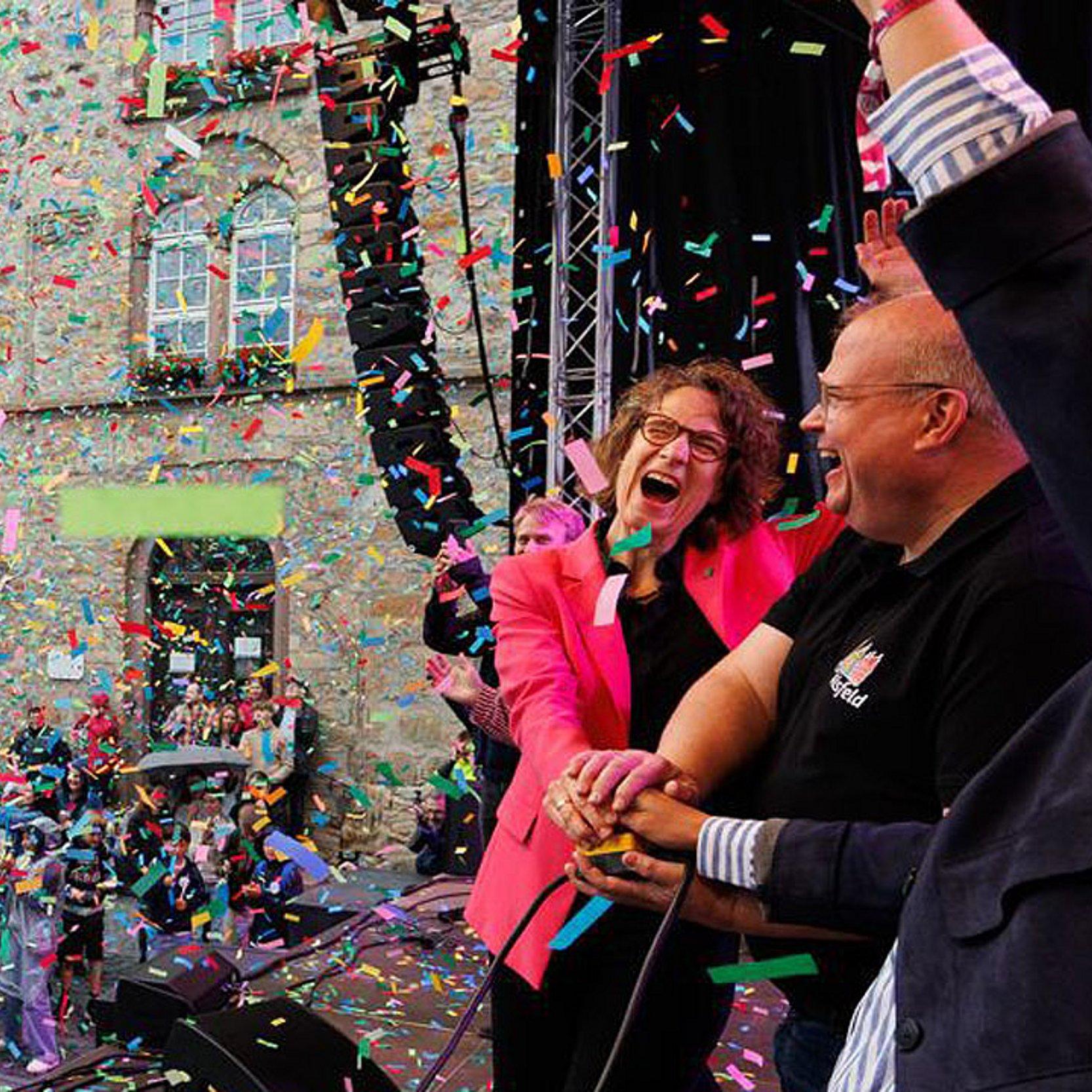 Christiane Tietz Bühne mit Kirchenpräsidentin, Konfettiregen über Besucher:innen