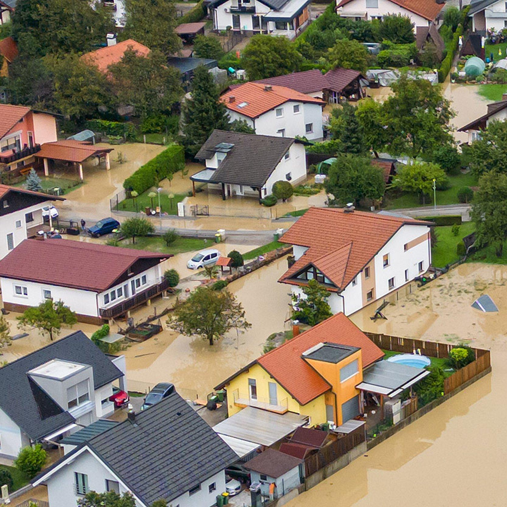 Hochwasser Von Hochwasser überflutetes Gebiet mit Häusern, Keller stehen unter Wasser