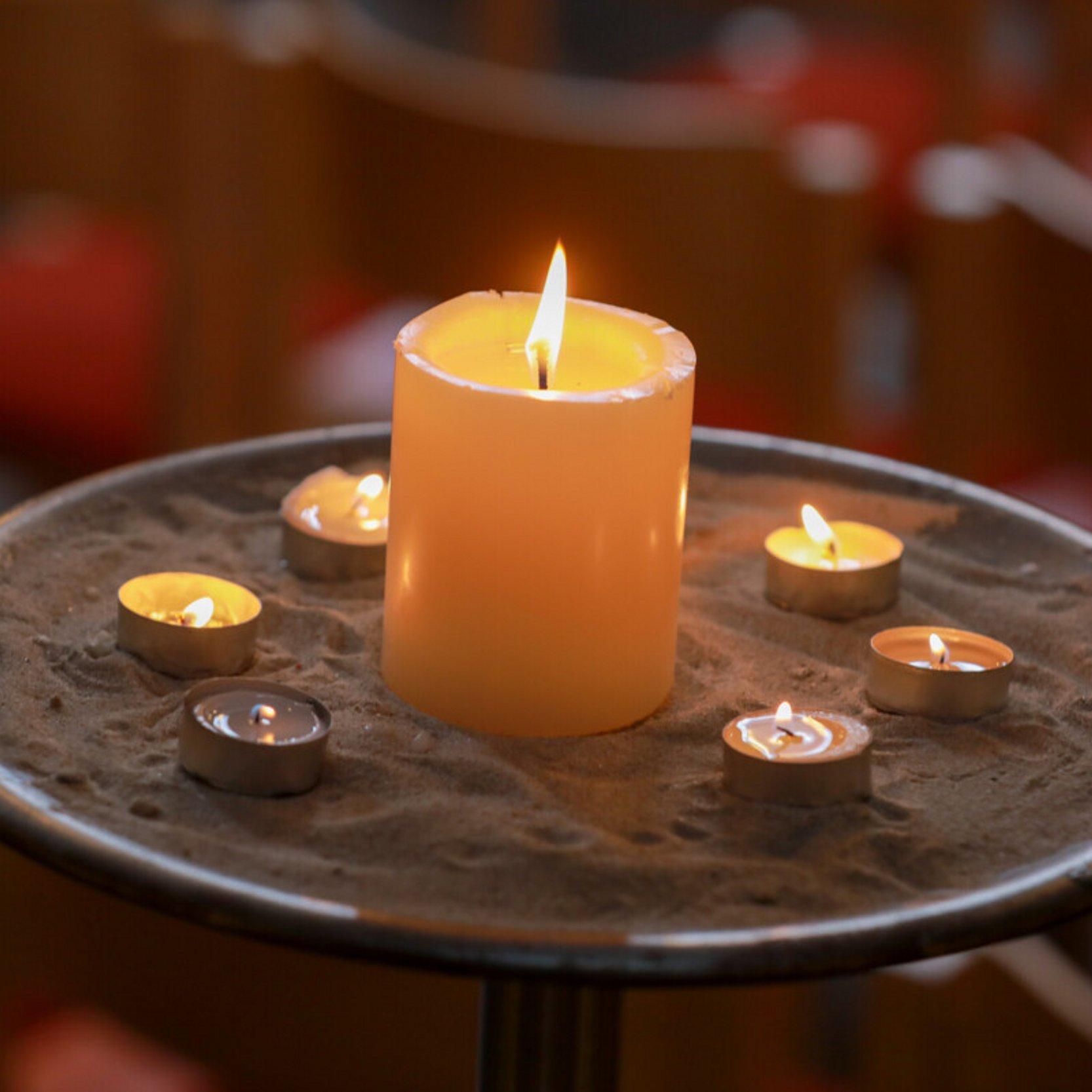 Gebetskerzen Gebetskerze und Teelichter