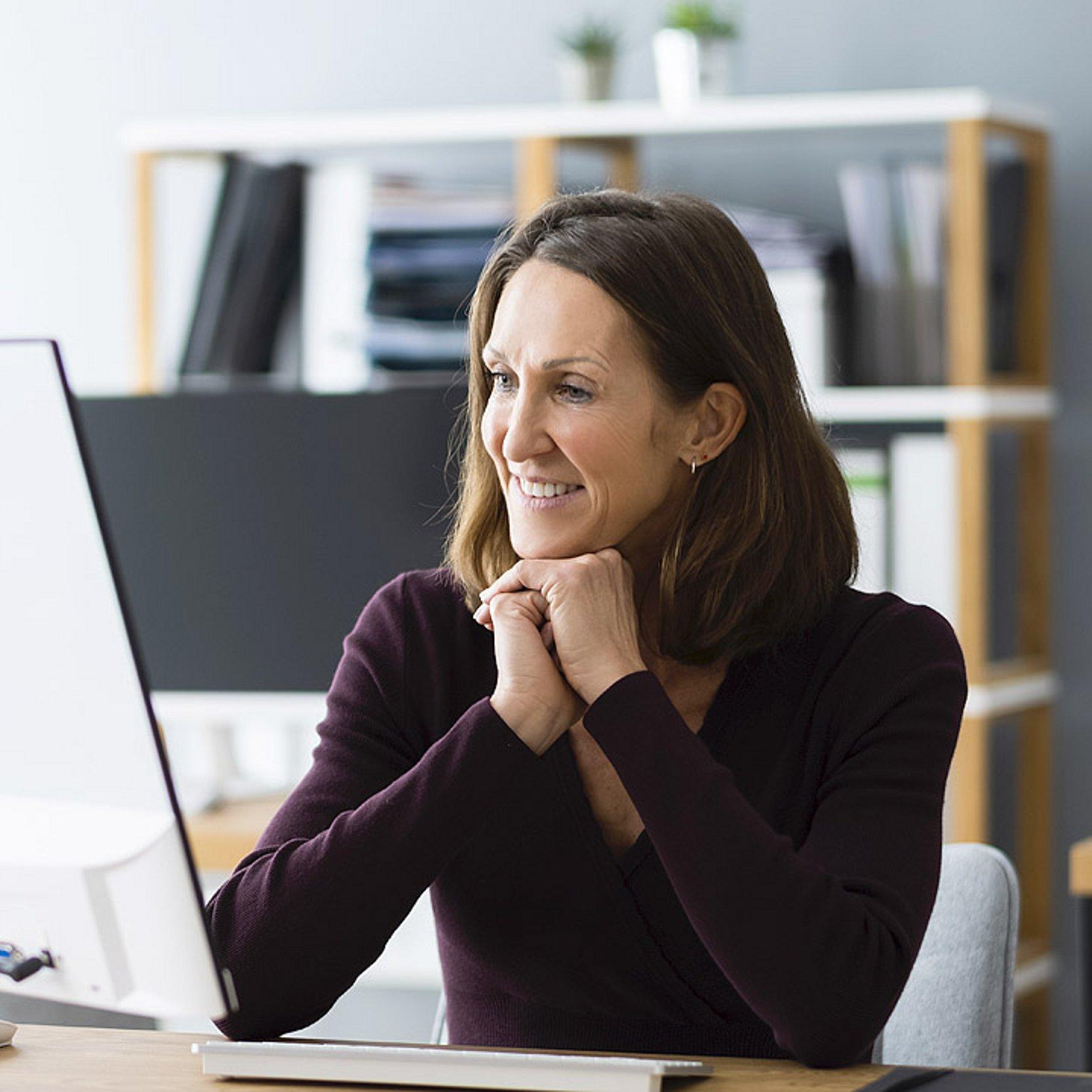 Online-Seelsorge Frau an einem Computer