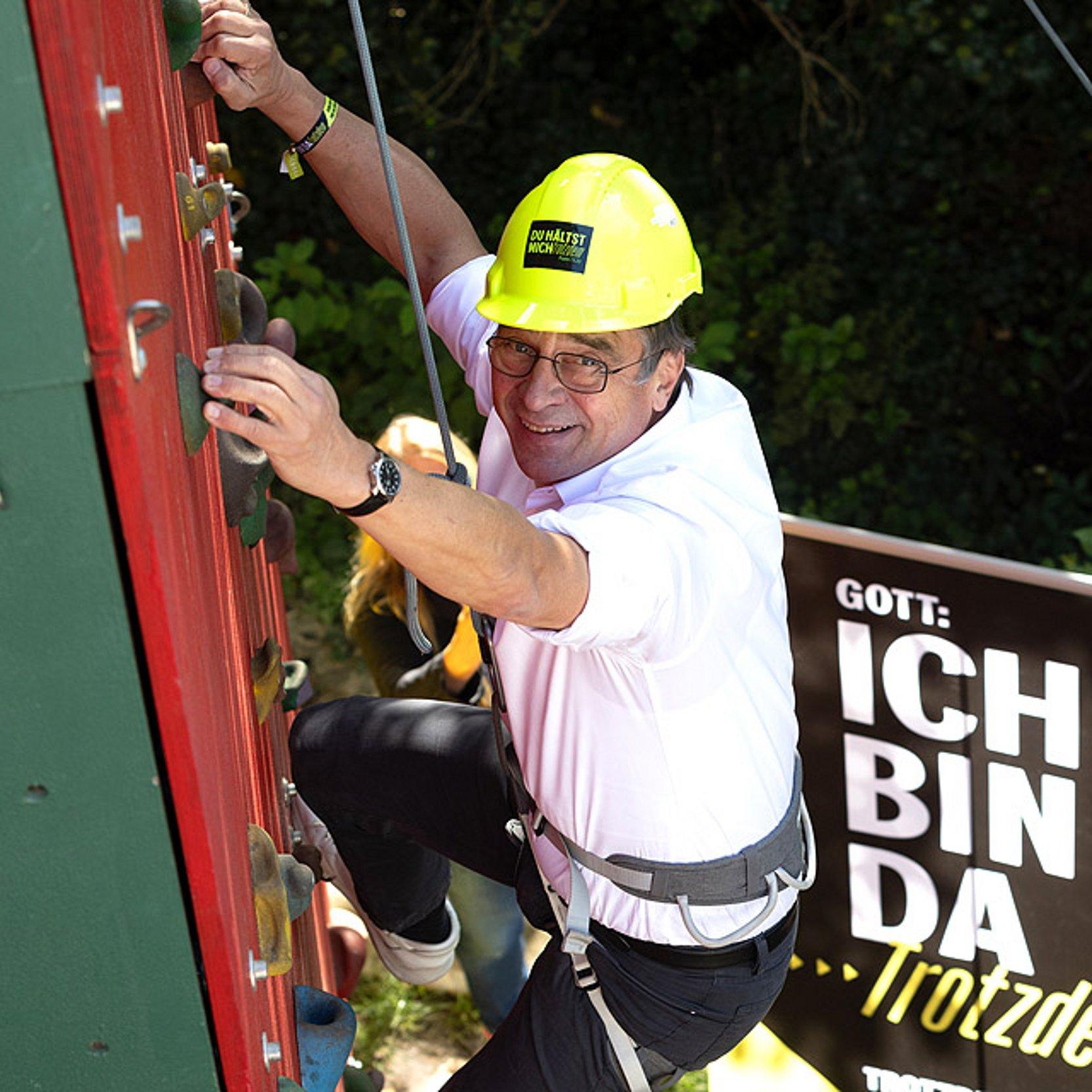 Kirchenpräsident Jung an der Kletterwand