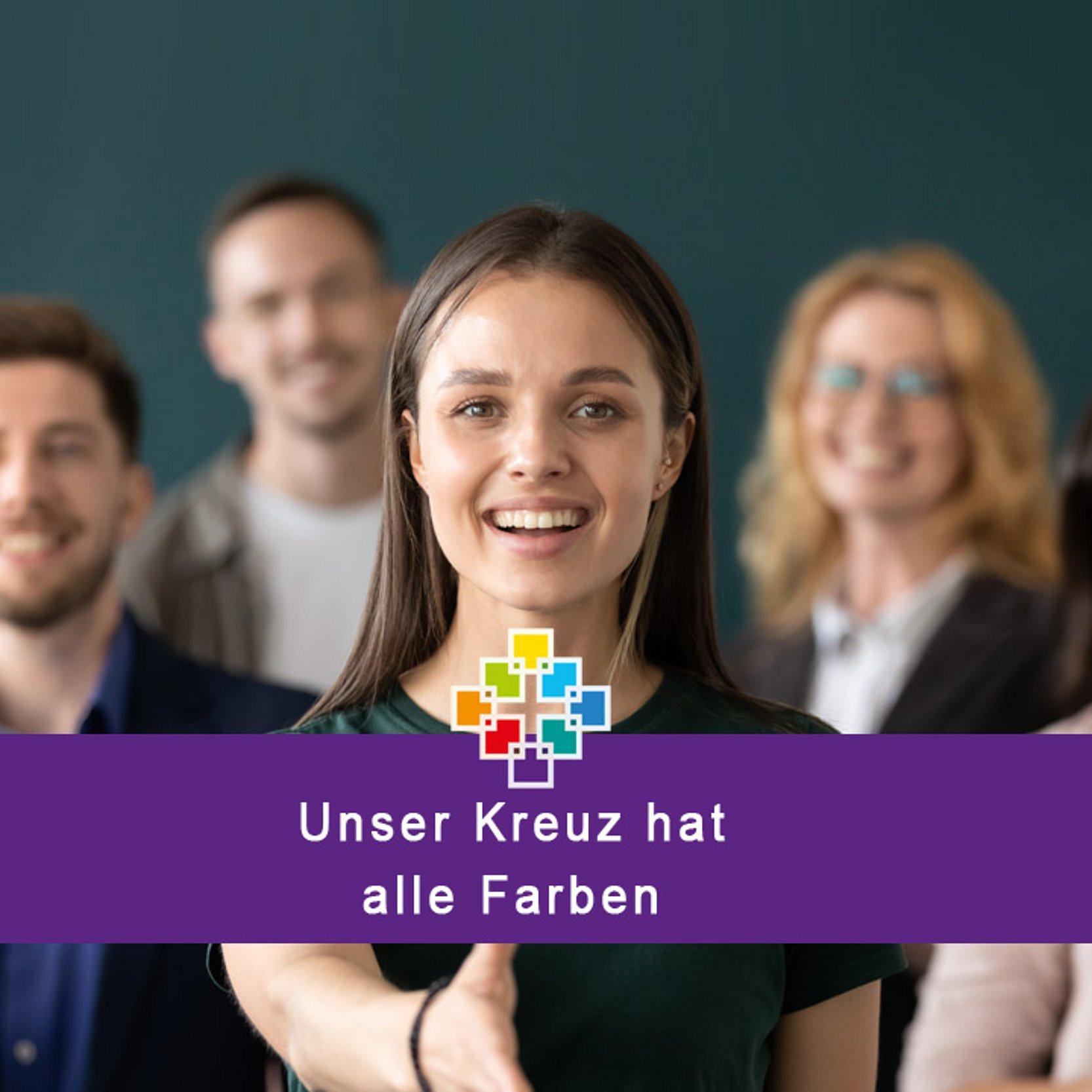 Demokratie stärken, miteinander sprechen Eine Frau streckt die Hand aus und geht auf eine imaginäre Person zu, dahinter freundlich blickende Menschen