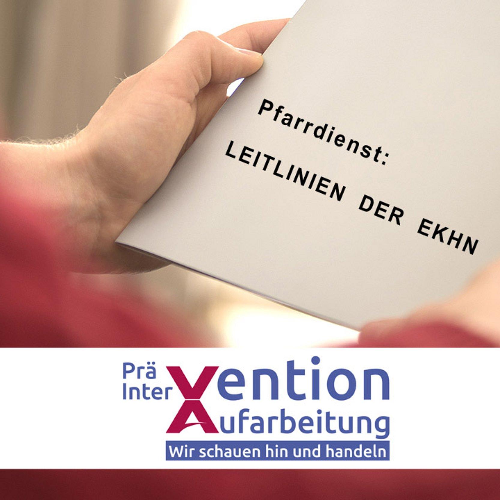 Leitlinien gegen sexualisierte Gewalt Hände einer Frau, die ein Blatt Papier halten