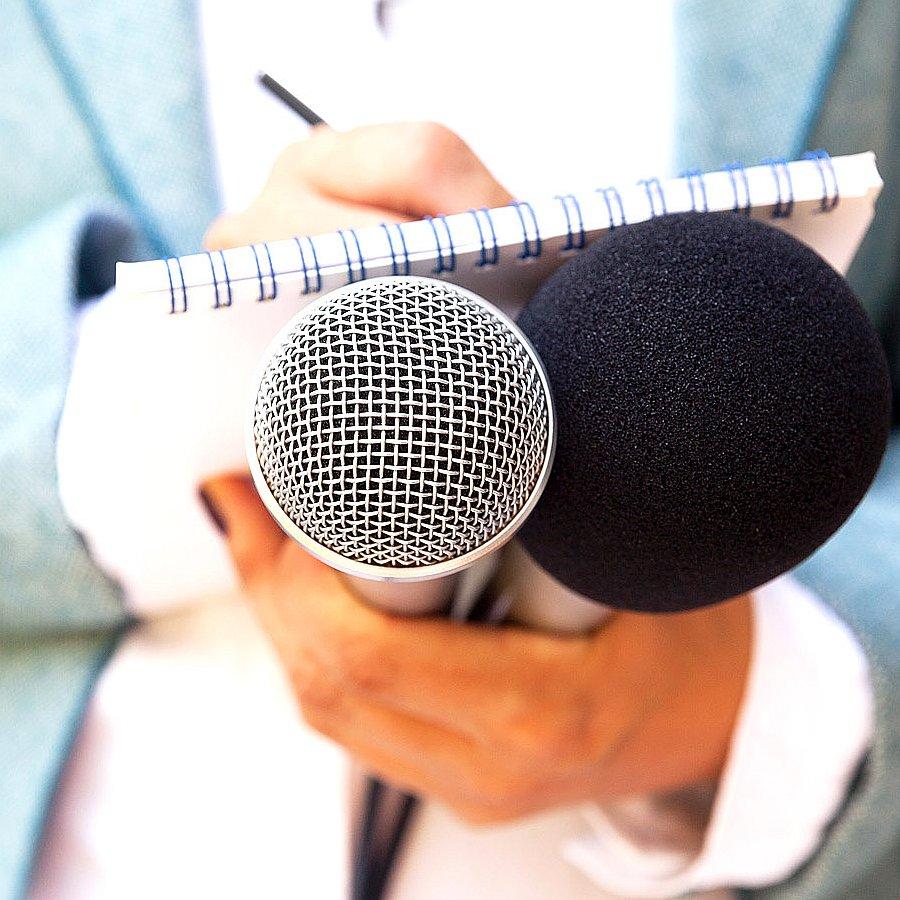 Medien Frau mit Block und Mikrophon
