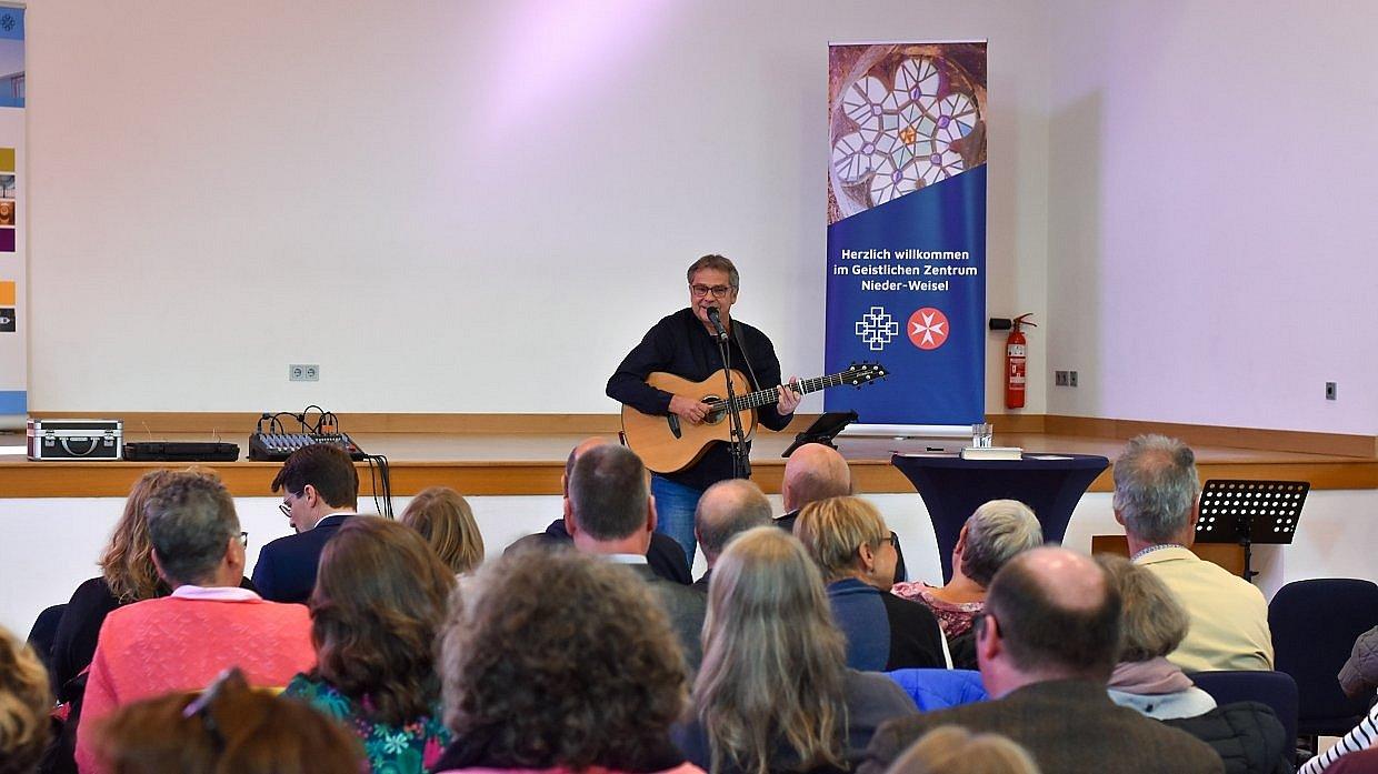Spirituelle Kirche 2025 Buchholz Buchholz mit Gitarre auf der Bühne