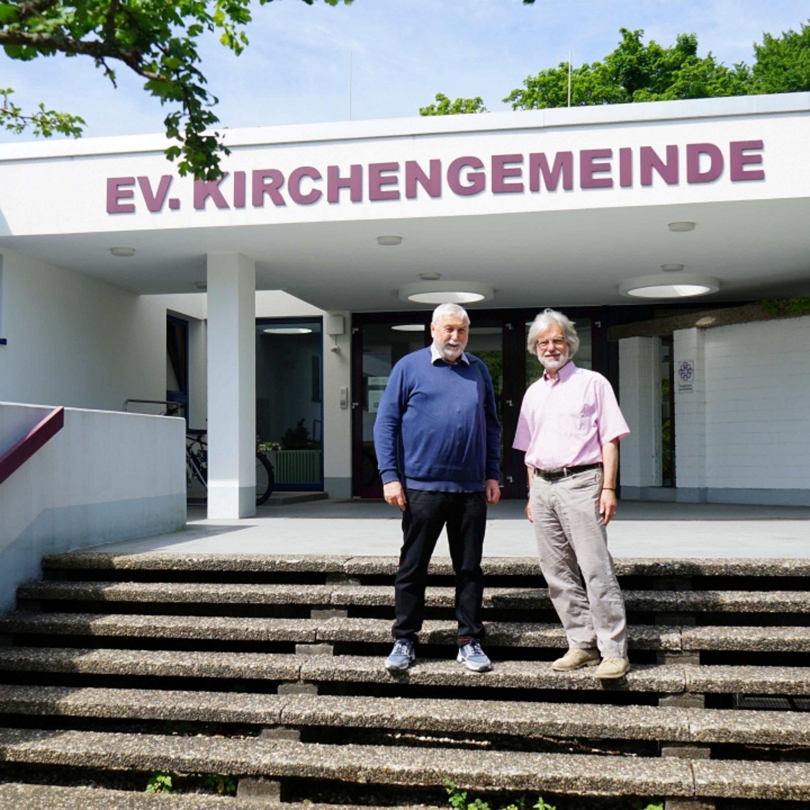 Ökumenisches Gemeindezentrum Klarenthal Dr. Wolfgang Rollig und der evangelische Pfarrer Alexander Liermann stehen vor dem Gemeindezentrum