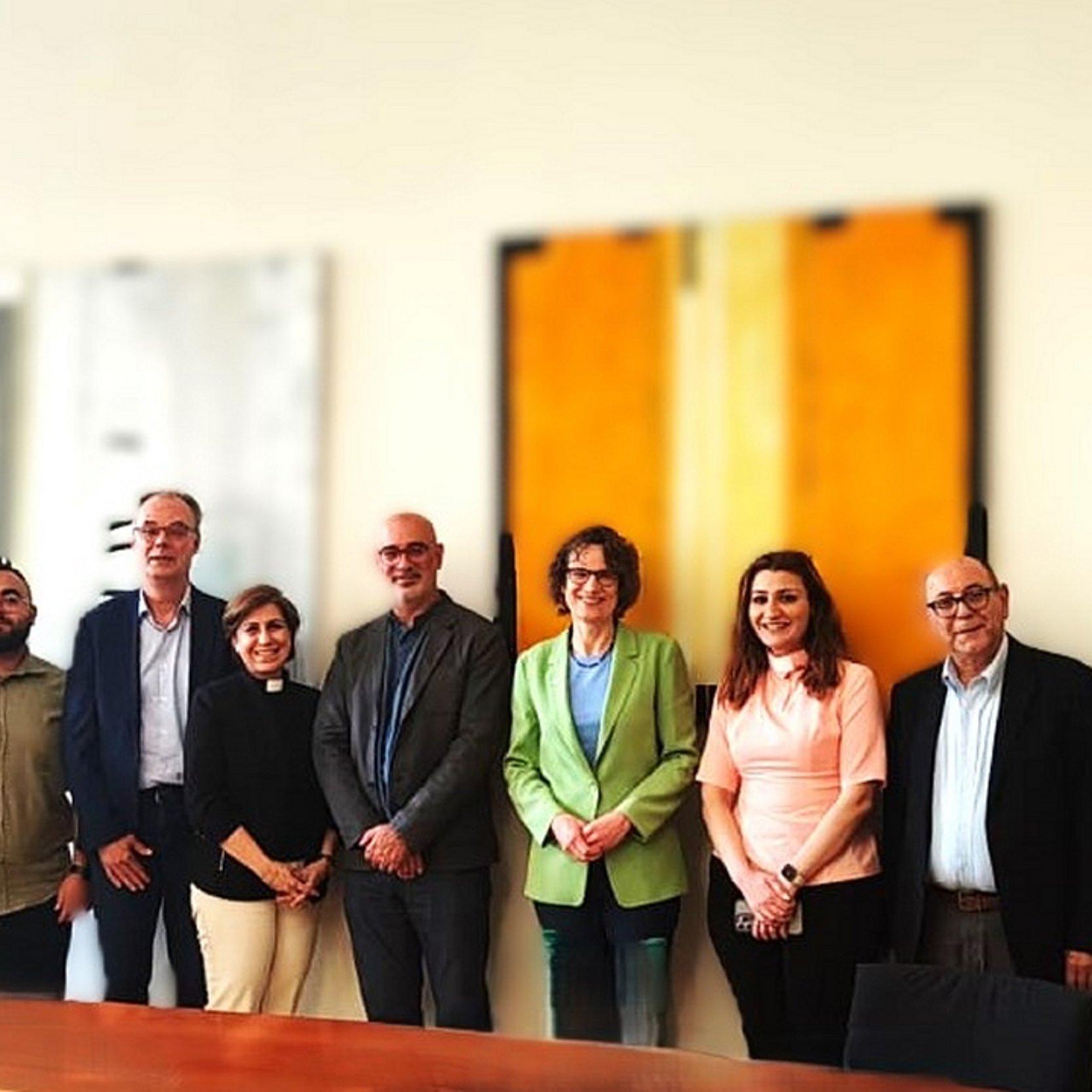 Lehrende und Studierende der Hochschule N.E.S.T. im Libanon Gruppenfoto