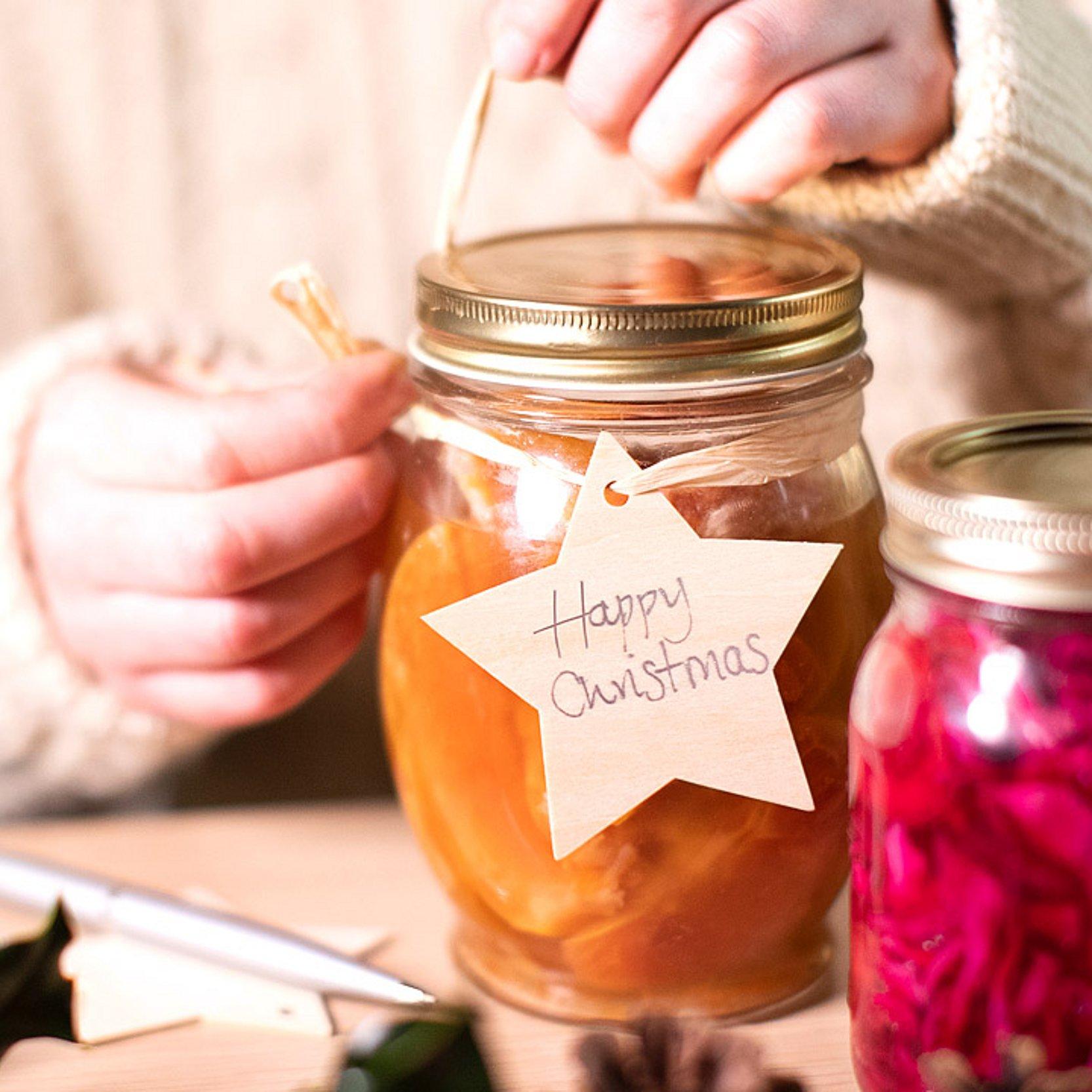 Geschenk Weckgläser, die als Geschenk verpackt werden