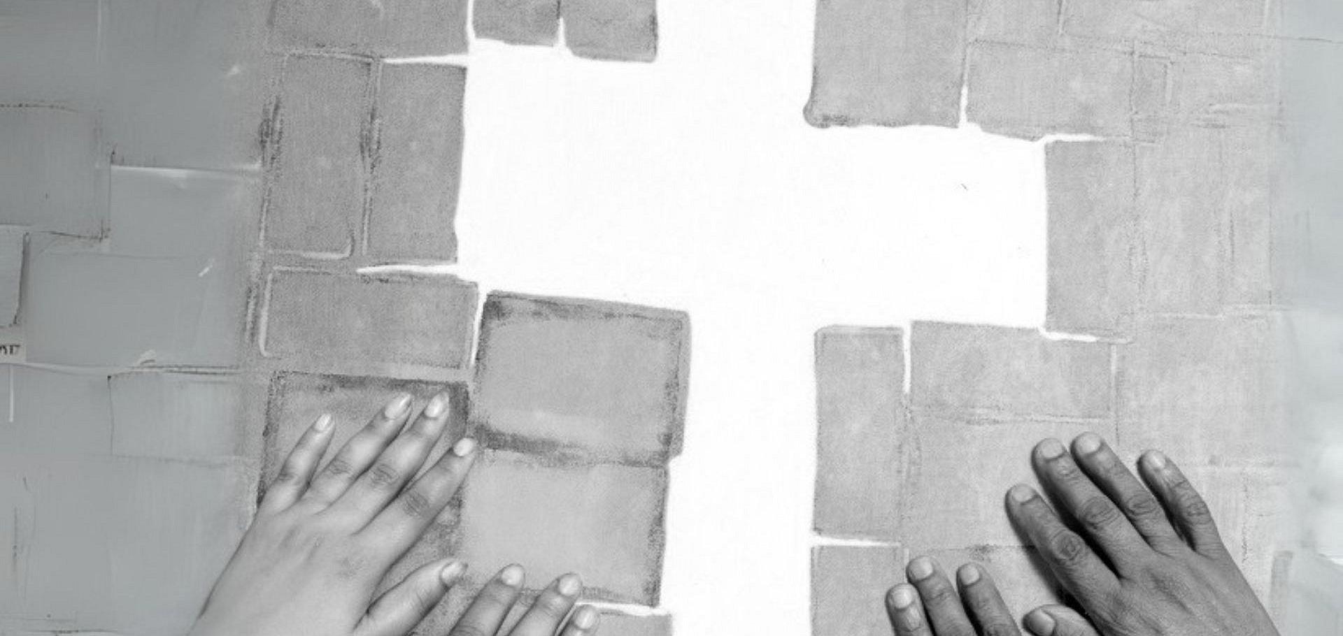 Viele Händer suchen Halt an einem Kreuz