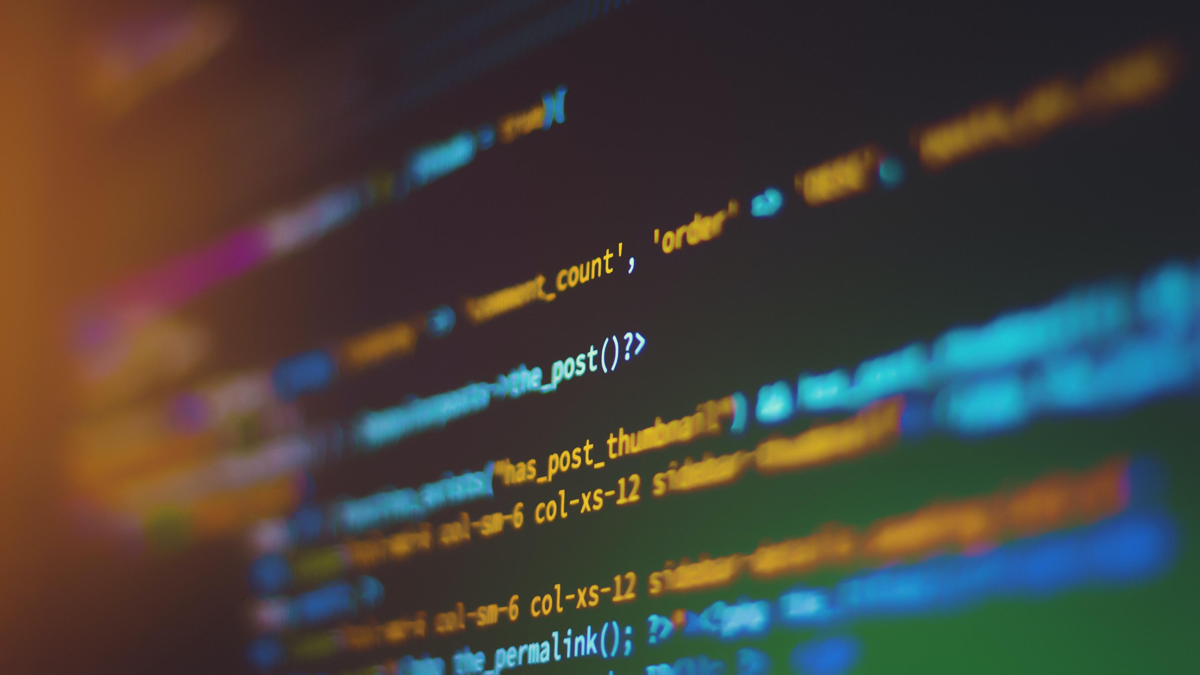 Bildschirm mit leuchtendenen Zeichenreihen.