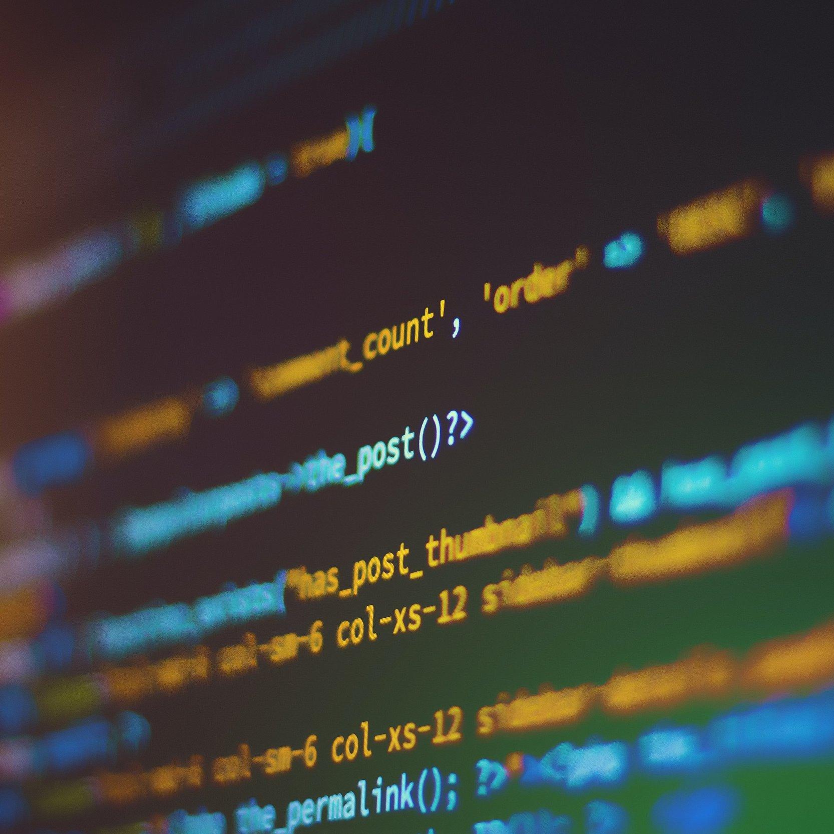 Datenschutz und IT Bildschirm mit leuchtendenen Zeichenreihen.