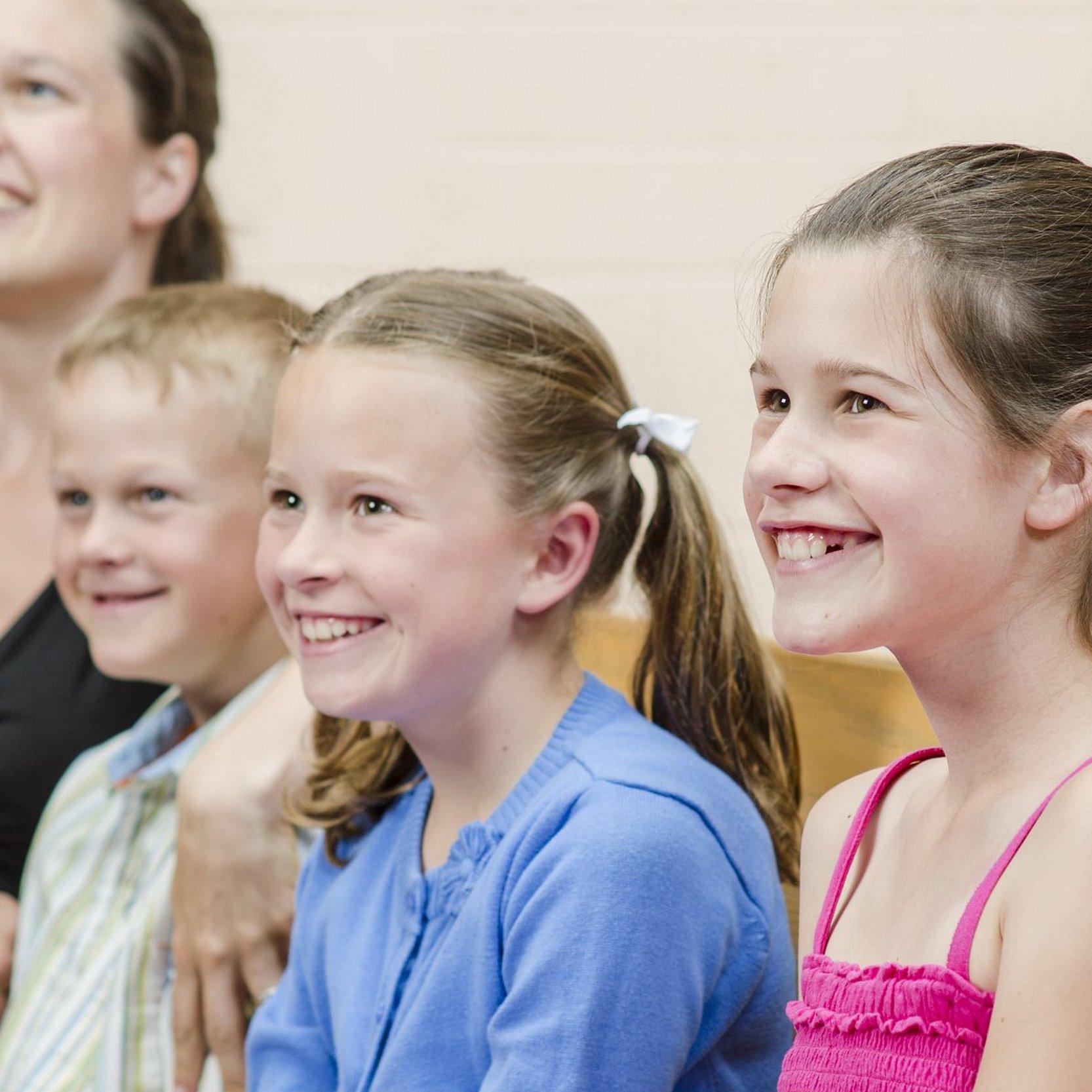 Inklusion - Einfache Sprache Eine Familie hört zu und freut sich.