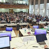 Synodale digital Synodenplenum, im Vordergrund Bildschirme