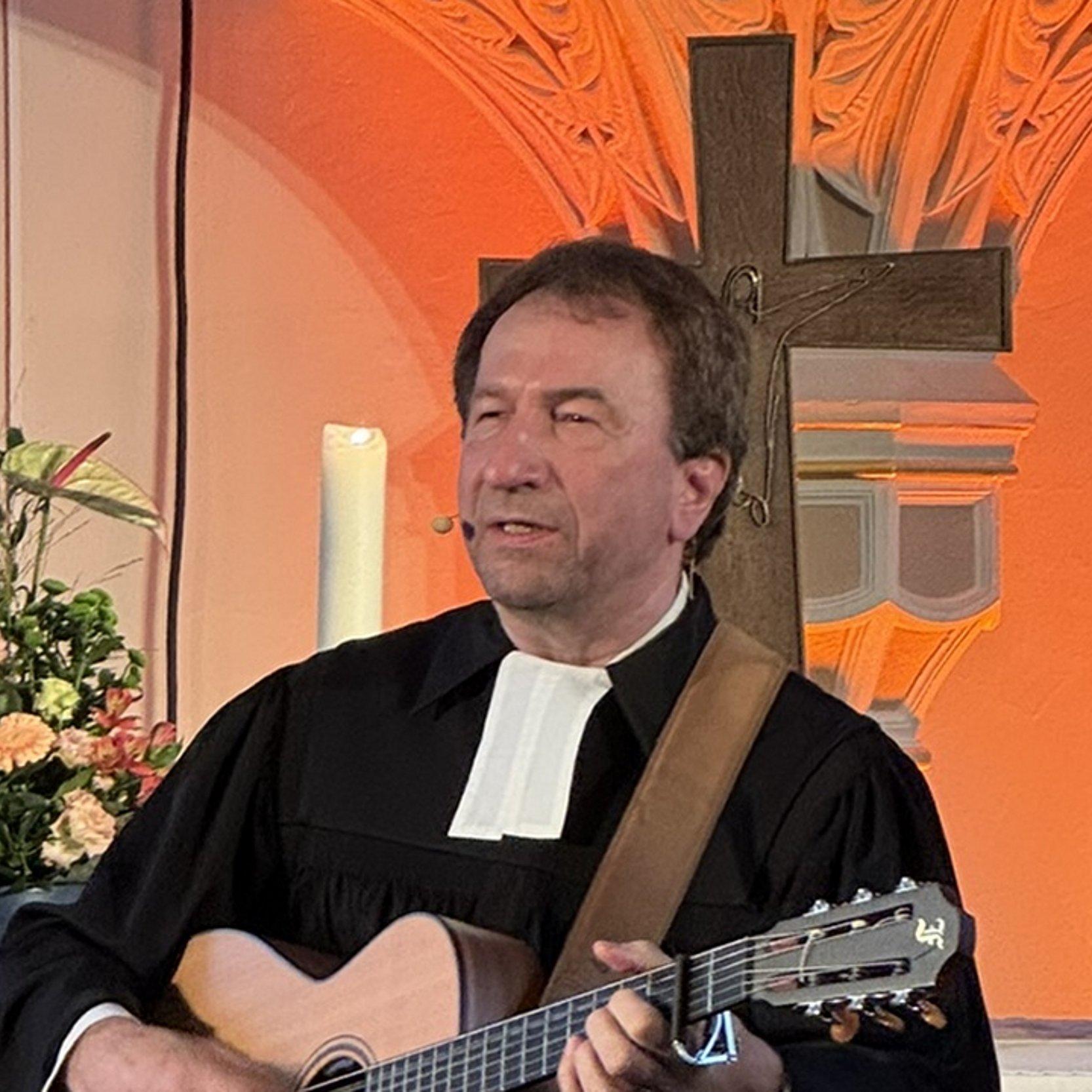 Bittlinger Entpflichtung Gitarre 2025 Bittlinger mit Gitarre vor dem Altar