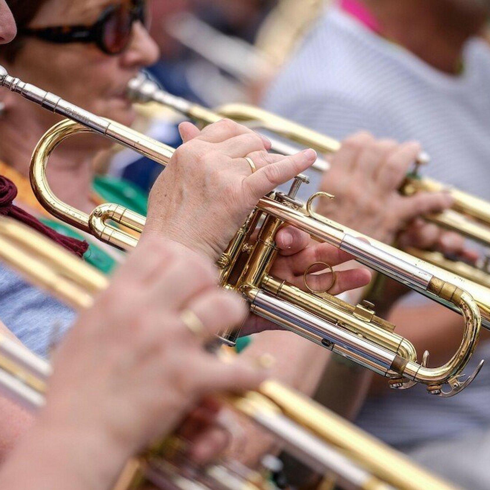 Posaunen Glänzende Pausenen mit spielenden Menschen