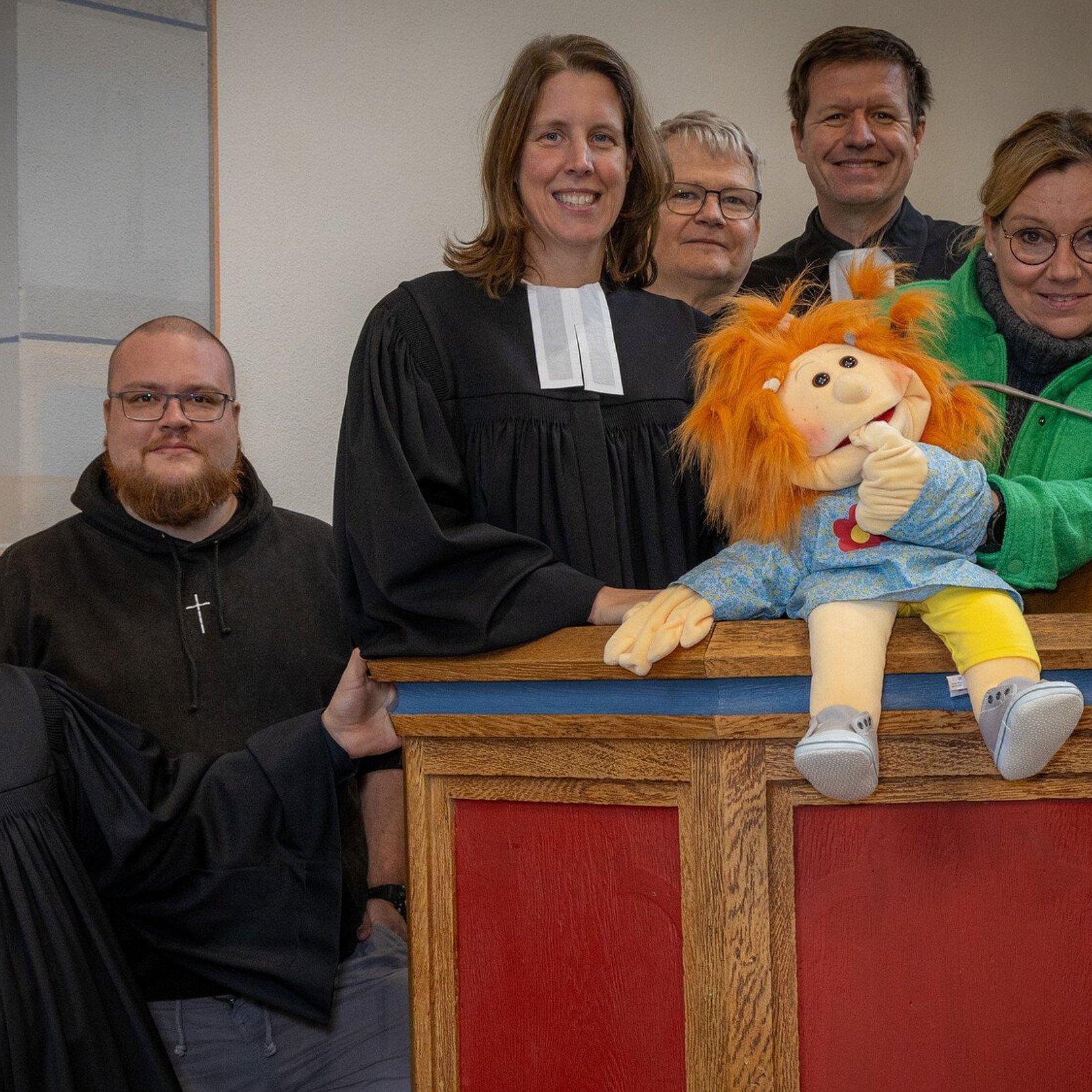 Verkündigungsteam 8 Sieben Personen mit Speilpuppe an der Kanzel
