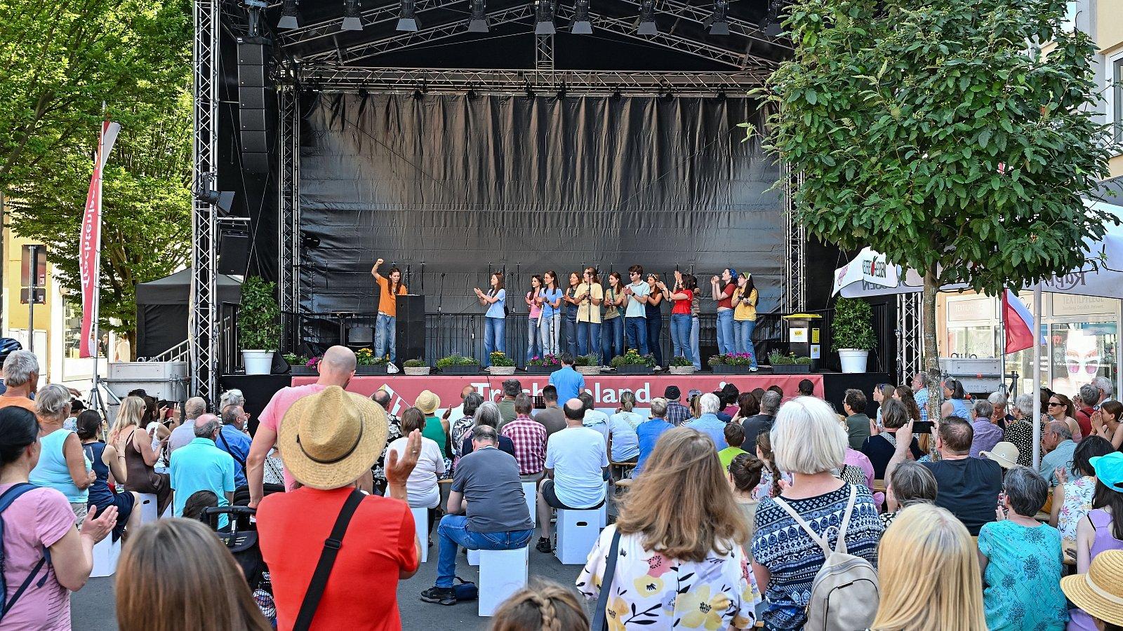 Musical Exit Hessentag 2025 Publikum Gesamtansich Bühne mit Publikum im Vordergrund
