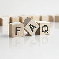 FAQ Drei Holzwürfel mit den Buchstaben F, A und Q