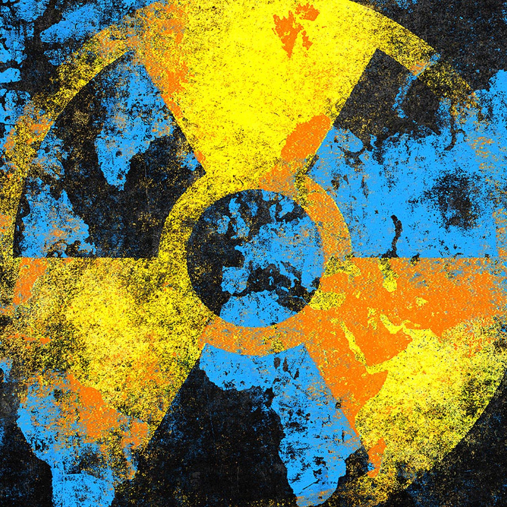 Bedrohung durch Atomwaffen Zeichen für Atomkraft über den Umrissen der Erde