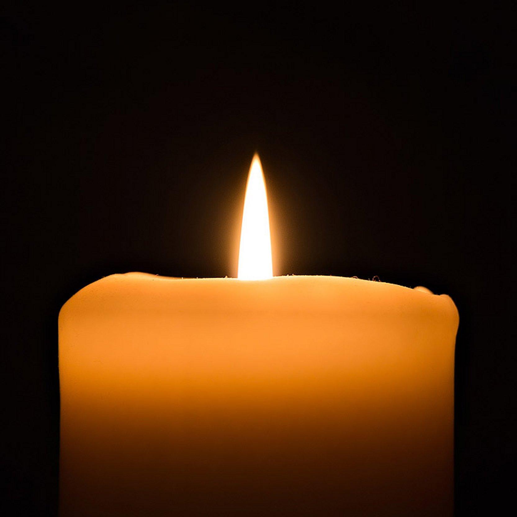 Kerze Eine brennende Kerze