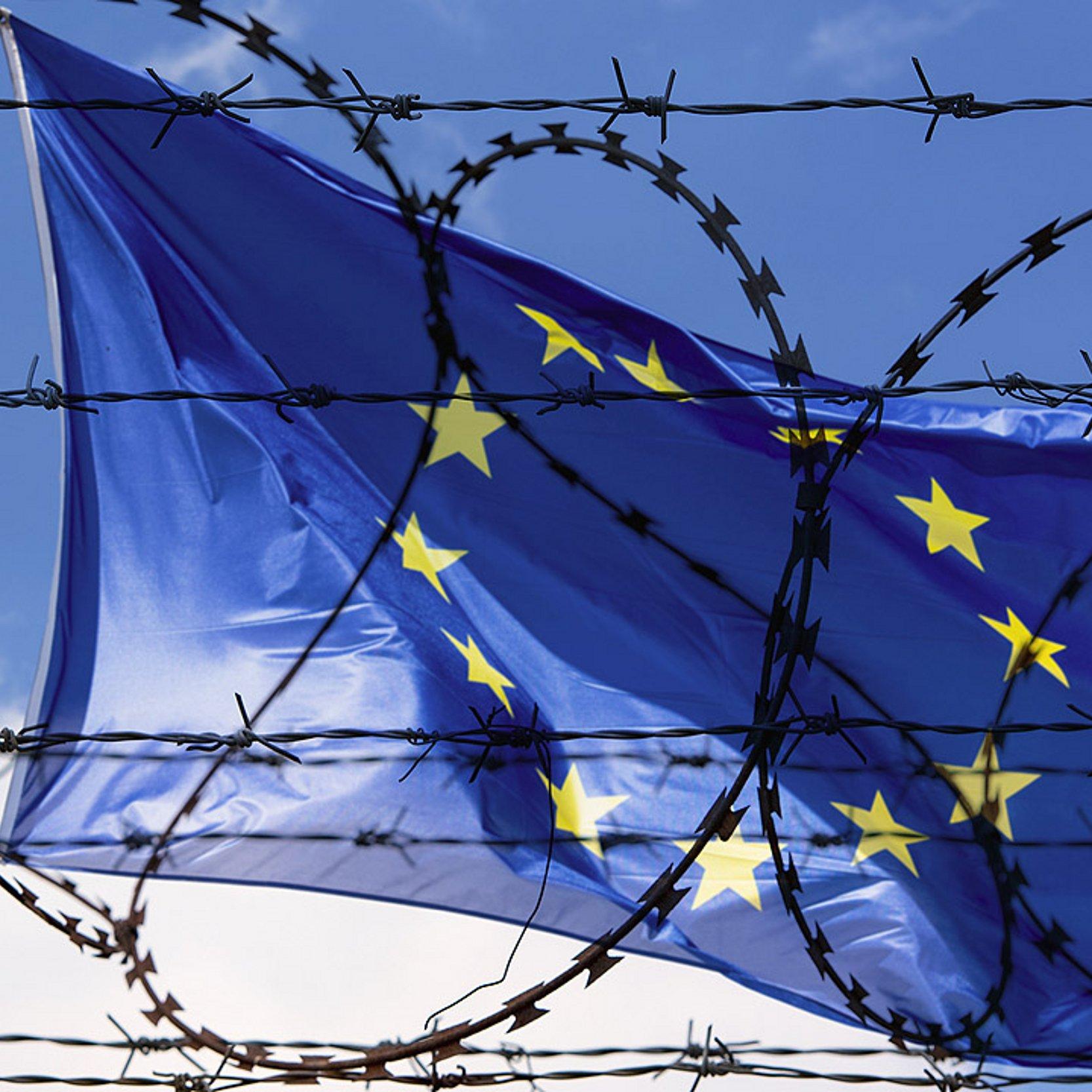 EU und Asyl Stacheldraht vor der EU-Fahne