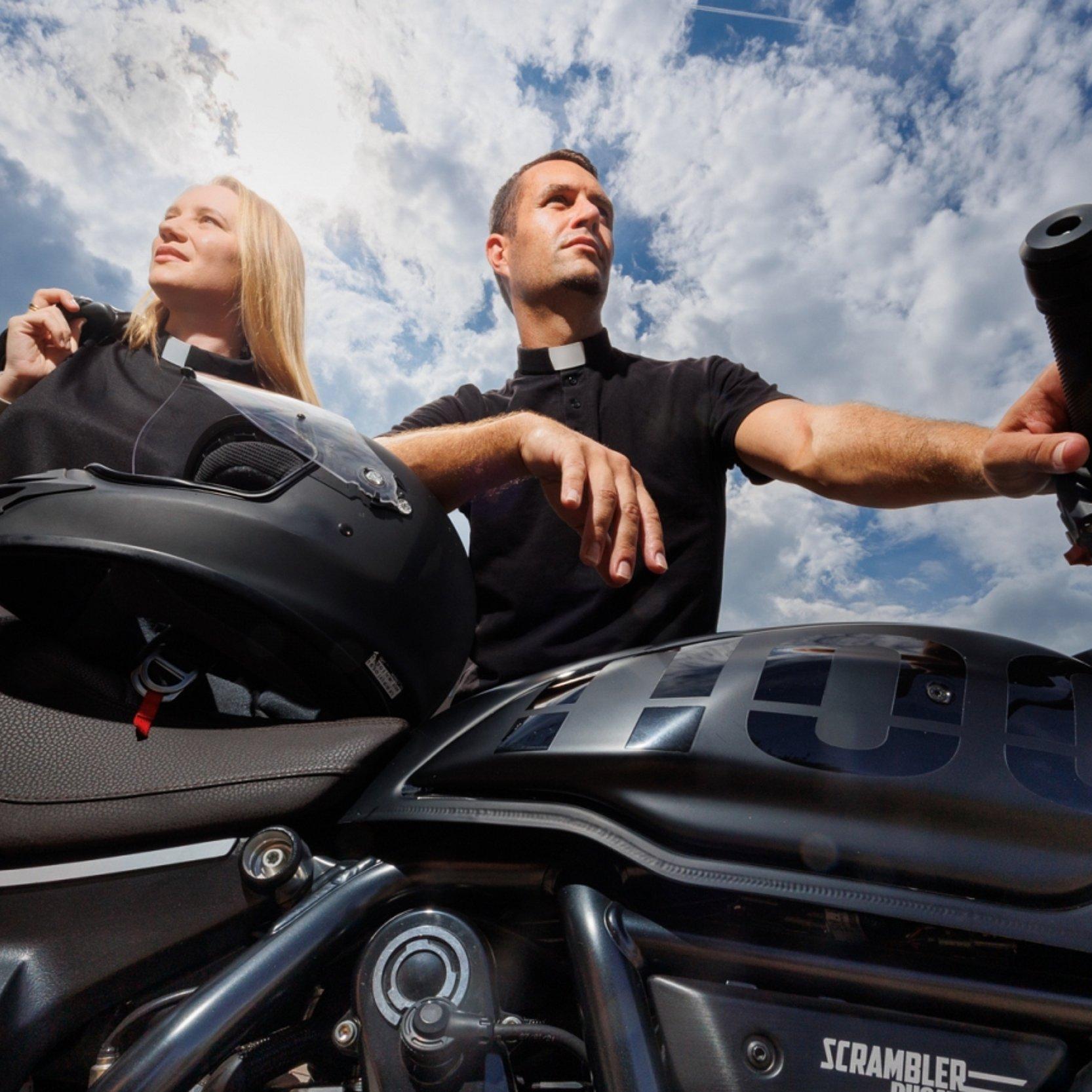 Motorradgottesdienst 2024 Pfarrerin und Dekan stehen am Motorrad