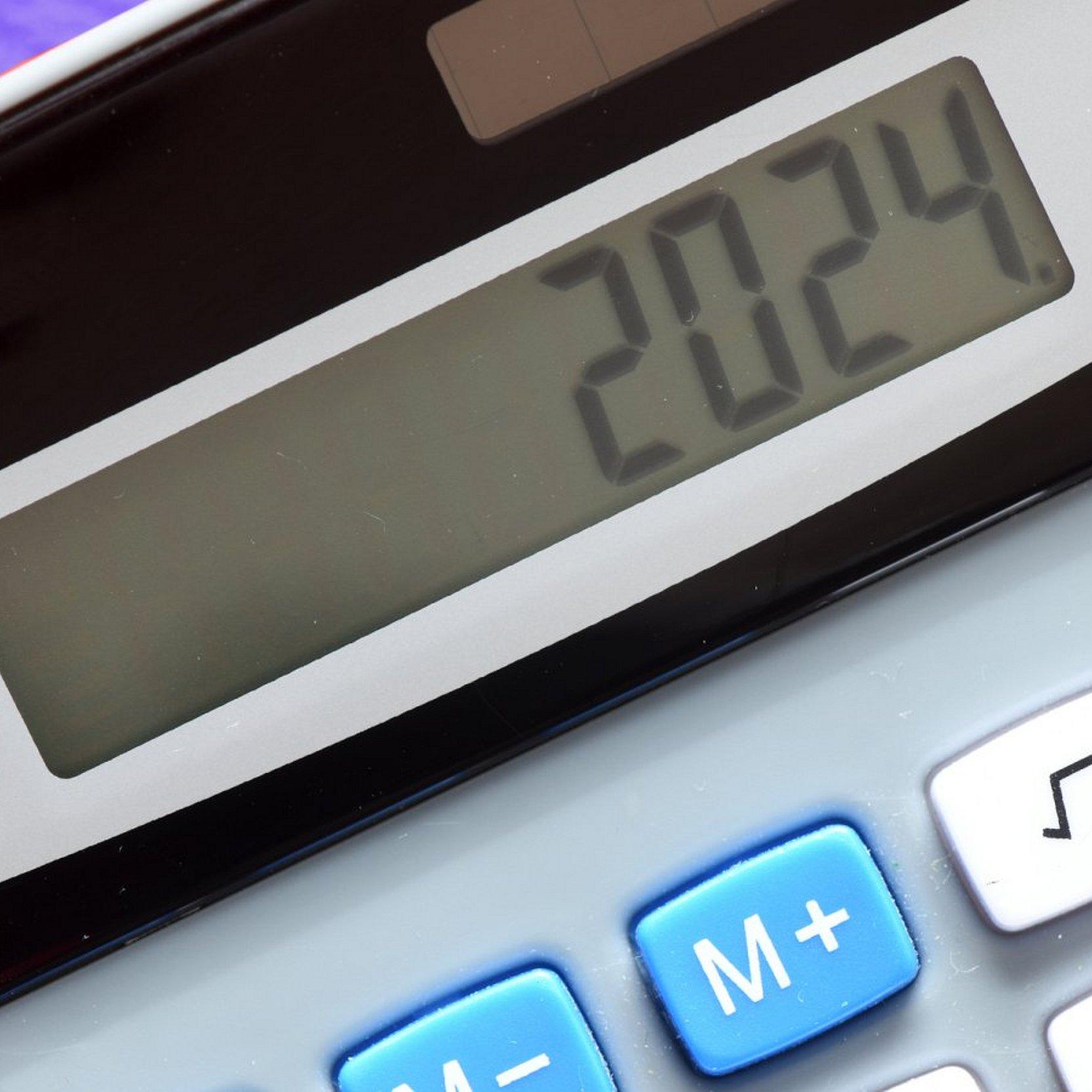 Taschenrechner 2024 Taschenrechner mit 2024 auf Display