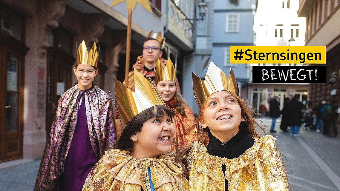 #SternsingenBewegt als Könige verkleidete Sternsinger unterwegs
