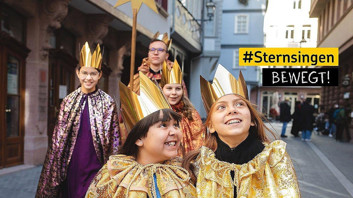 #SternsingenBewegt  als Könige verkleidete Sternsinger unterwegs