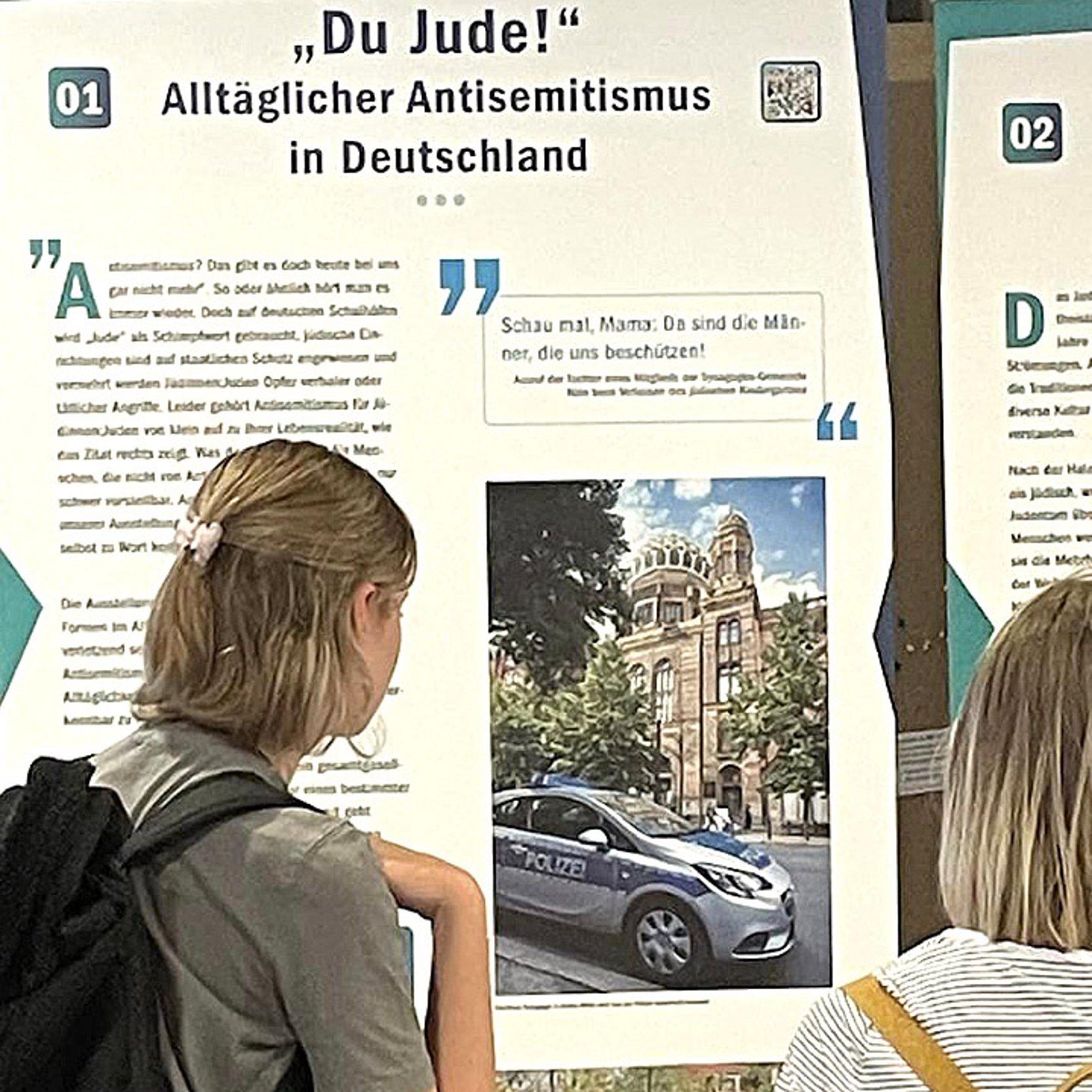Ausstellung gegen Antisemitismus Besucherinnen vor Ausstellungstafeln