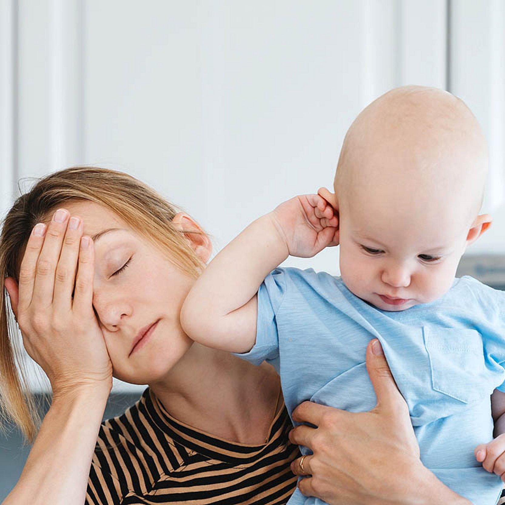 Erschöpfte Mutter Erschöpfte Mutter mit Baby