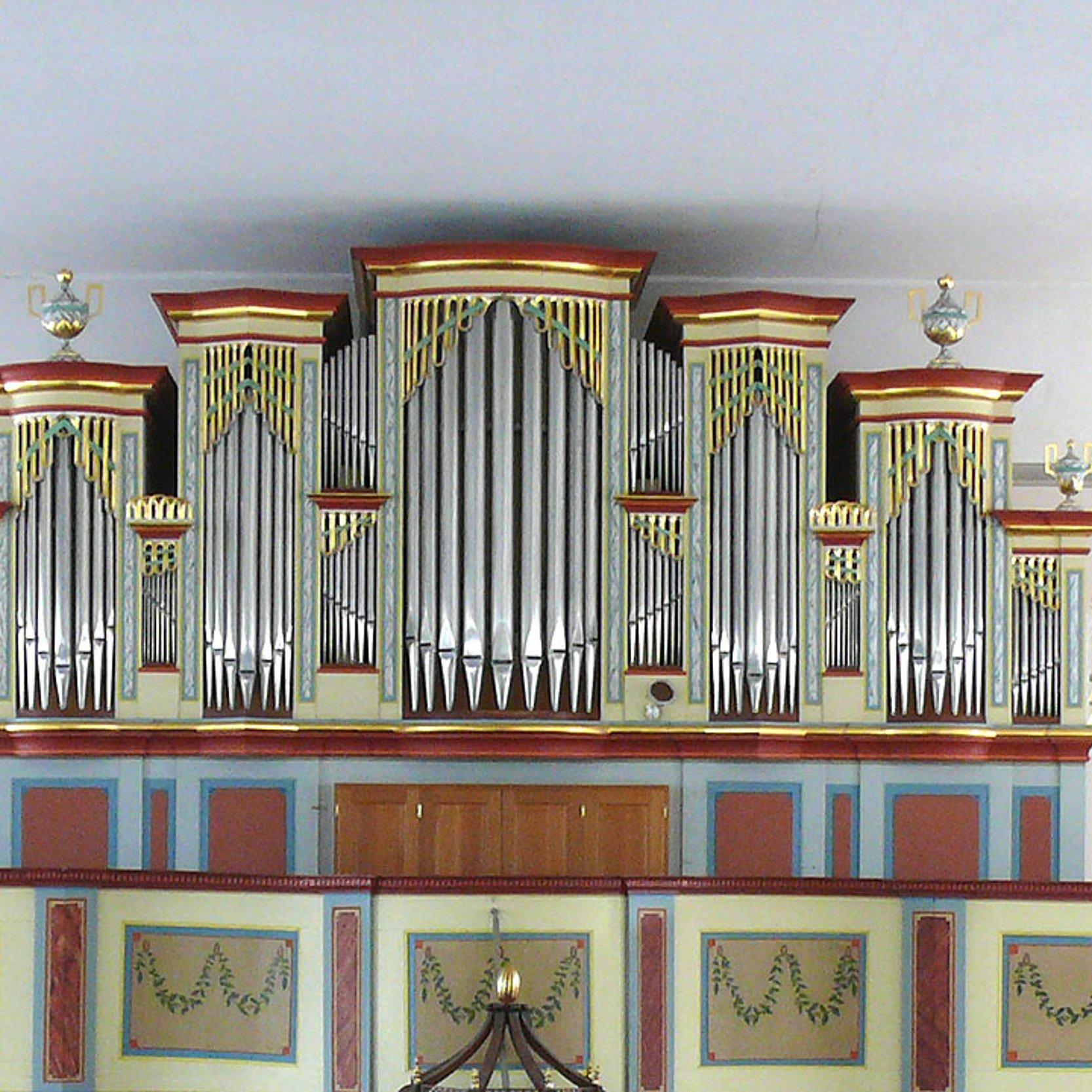 Orgel mit Pfeifen und Verzierungen