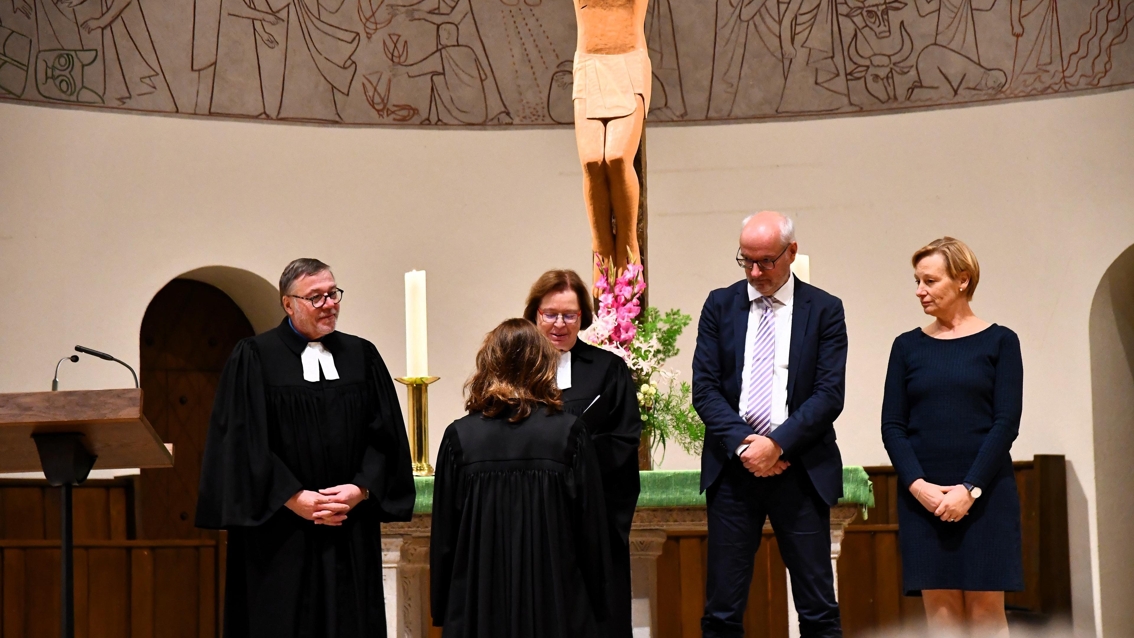 Melanie Beiner wird verabschiedet  Dezernentin melanie beiner wird von Stellvetretender Kirchenpräsidentin Ulrike Scherf verabschiedet.