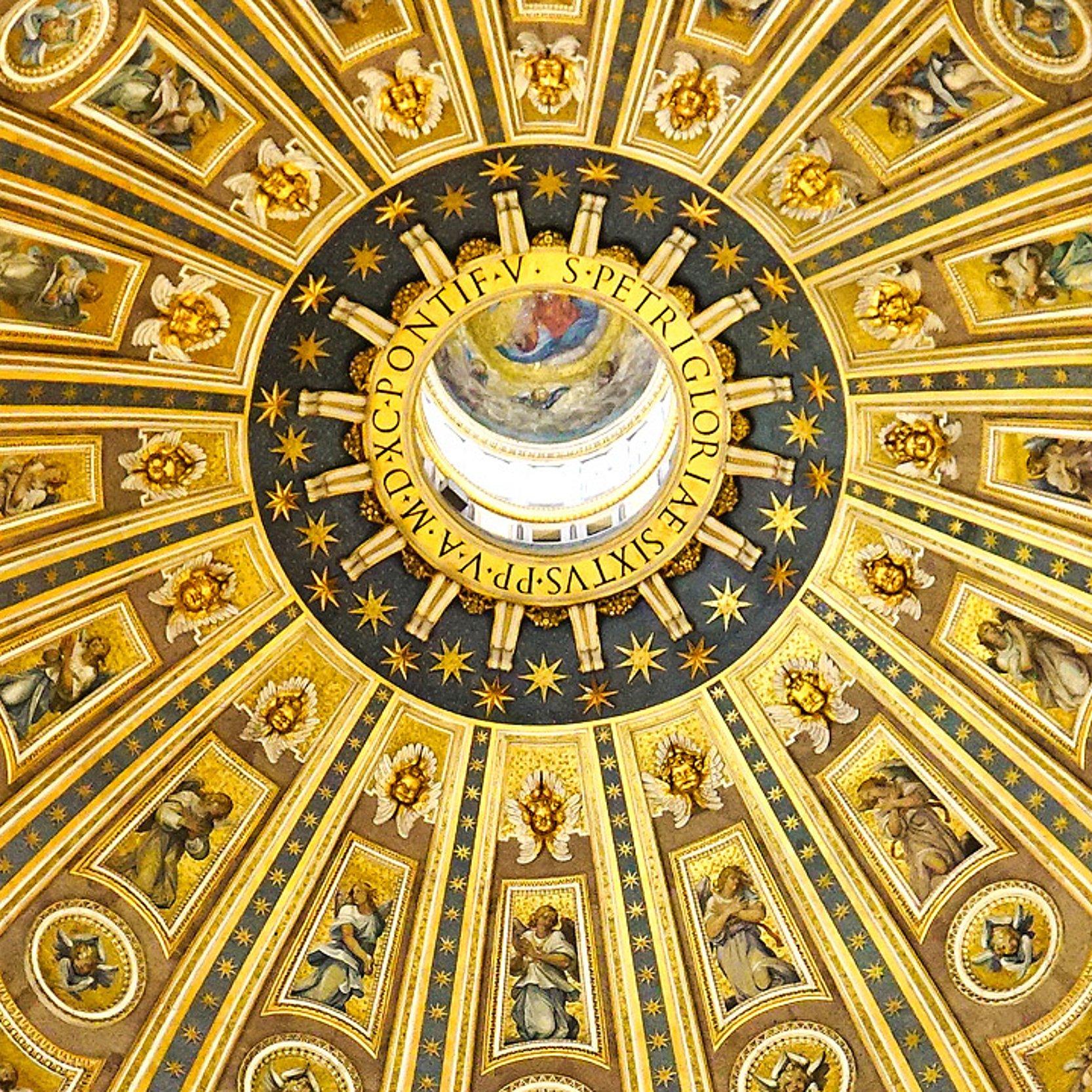 Petersdom Mit Gold verziehrte Kirchenkuppel